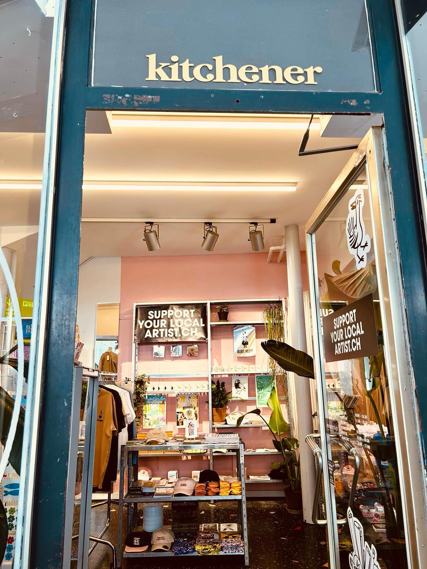 Yeah, ich bin mit meinen Tassen im pop up von @supportyourlocalartist.ch im @kitchenershop in Bern mit dabei, einem meiner absoluten Lieblingsläden. Es lohnt sich vor oder nach dem Aareschwimmen vorbeizuschaun, ausser meinen Sachen hats noch viele andere tolle Schmankerl von richtig guten GestalterInnen. Ich sag :“thänks for having me“ ❤️