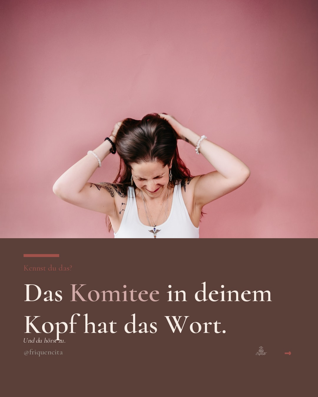 Das Komitee in deinem Kopf hat das Wort. Und du hörst zu.
Viele kennen das: Da ist diese Stimme, die sagt, das ist zu viel, das traust du dir nicht, wer glaubt dir das schon. Manchmal klingt sie nach einer alten Lehrerin. Manchmal nach dem strengen Vater. Manchmal nach niemandem Bestimmtem, und trotzdem sitzt sie tief.
Im Karussell zeige ich dir, wer in diesem Komitee sitzt, was diese inneren Stimmen wirklich wollen, und wie du anfängst, ihnen mit Bewusstsein zu begegnen, statt dich von ihnen leiten zu lassen.
Denn der erste Schritt ist nicht, die Stimmen zum Schweigen zu bringen. Es ist, sie zu erkennen.
Kommentiere KOMITEE und ich schicke dir das PDF mit einer Anleitung, wie du deine inneren Kritiker kennenlernst und ihre Macht auf dich veränderst, per DM.