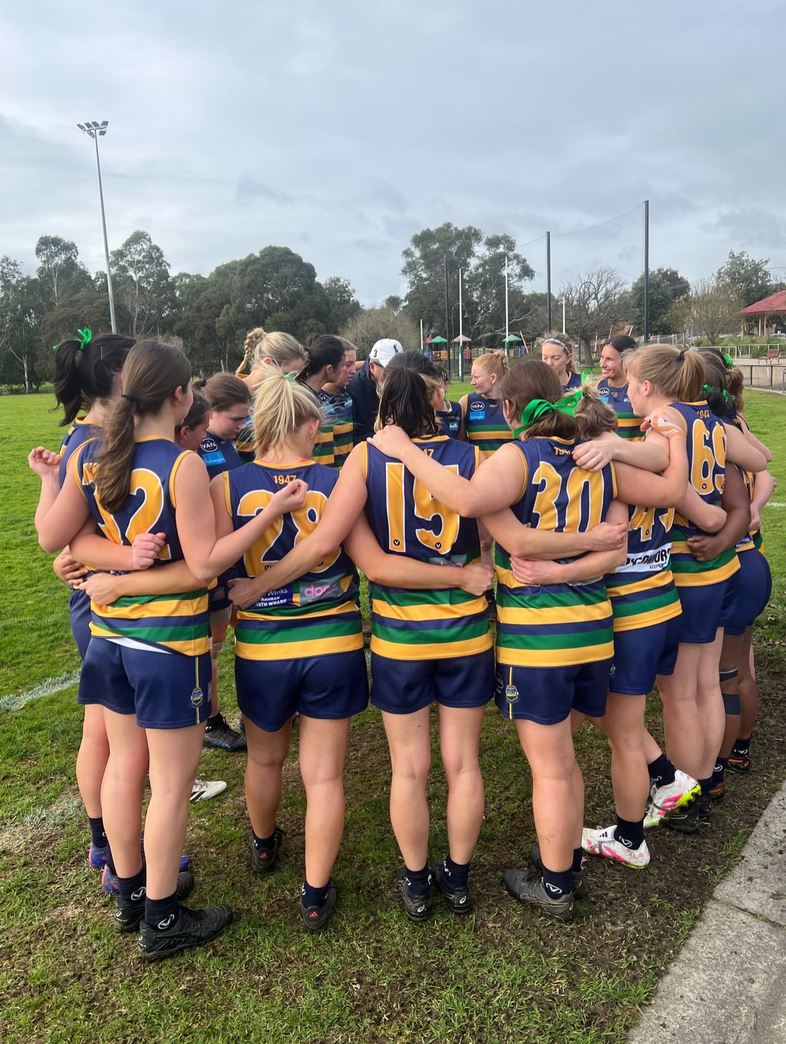 Saints Greens ๐ sit top of @vafawomens Div 5 after beating Glen Eira by 46 points!
Maddy Pattison booted 3 for the Greens, making it 5 wins on the trot! The Greens look primed for the back end of the season!
#goSKOB๐๐๐