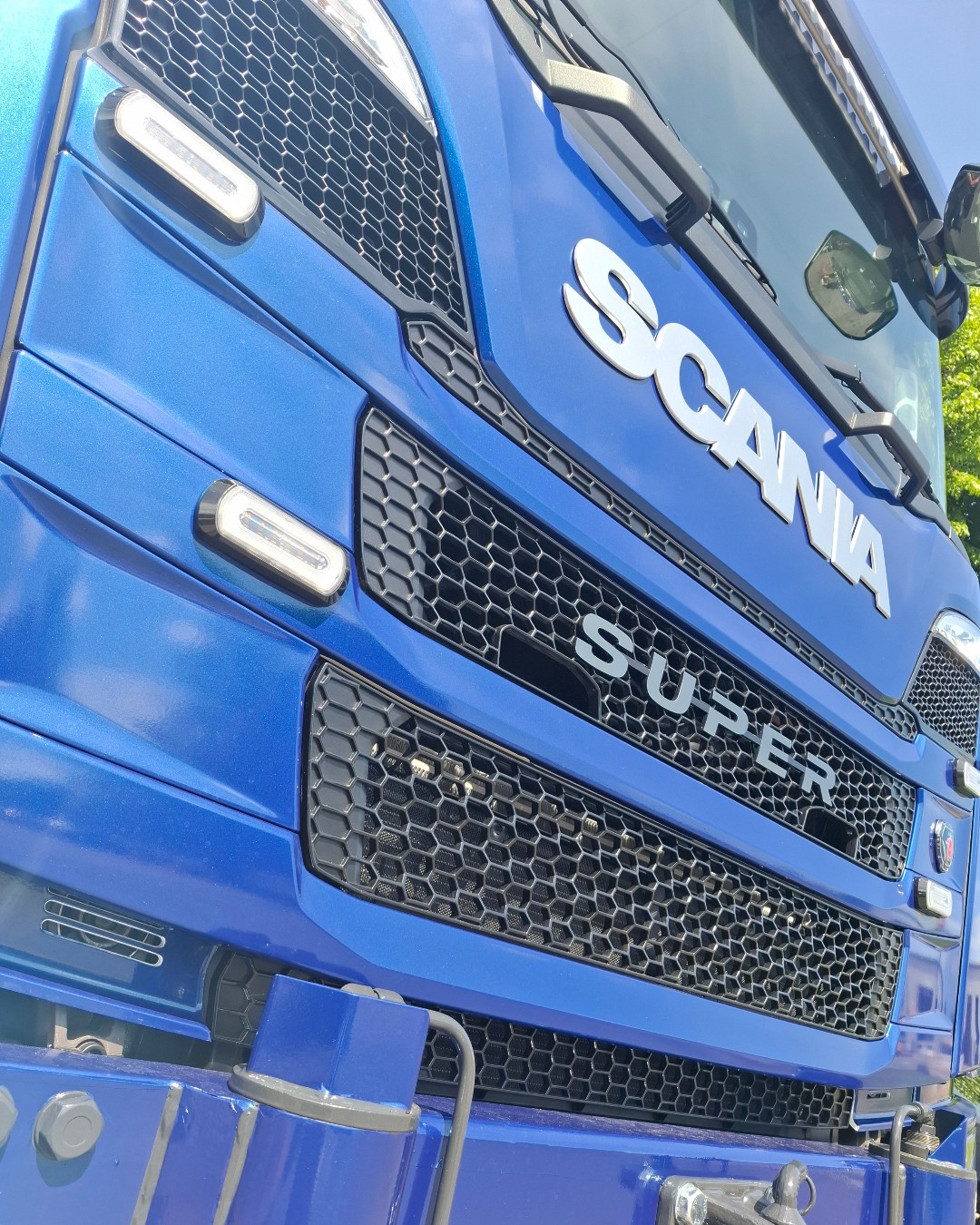 It doesn't come much better than this🔥👌
This stunning Scania R460 Super was recently delivered to J&P Capacitors Ltd. With full air suspension and Fassi 905 crane, this units style and capabilities are as high as they come.
Supplied by Keltruck Account Manager, Richard Woodland. The unit will now be maintained by the team at Keltruck Cardiff with a five year R&M package for added peace of mind and to ensure maximum uptime and efficiency.
Thank you to all the team at J&P Capacitors for allowing us to supply this outstanding unit.
#SuppliedByKeltruck #ScaniaSuper