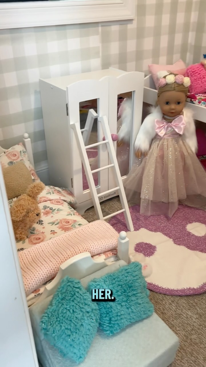We even helped the American girl doll move into her new home in the playroom! #professionalorganizer #MovingServices #RelocationServices #americangirldoll #organizedhome