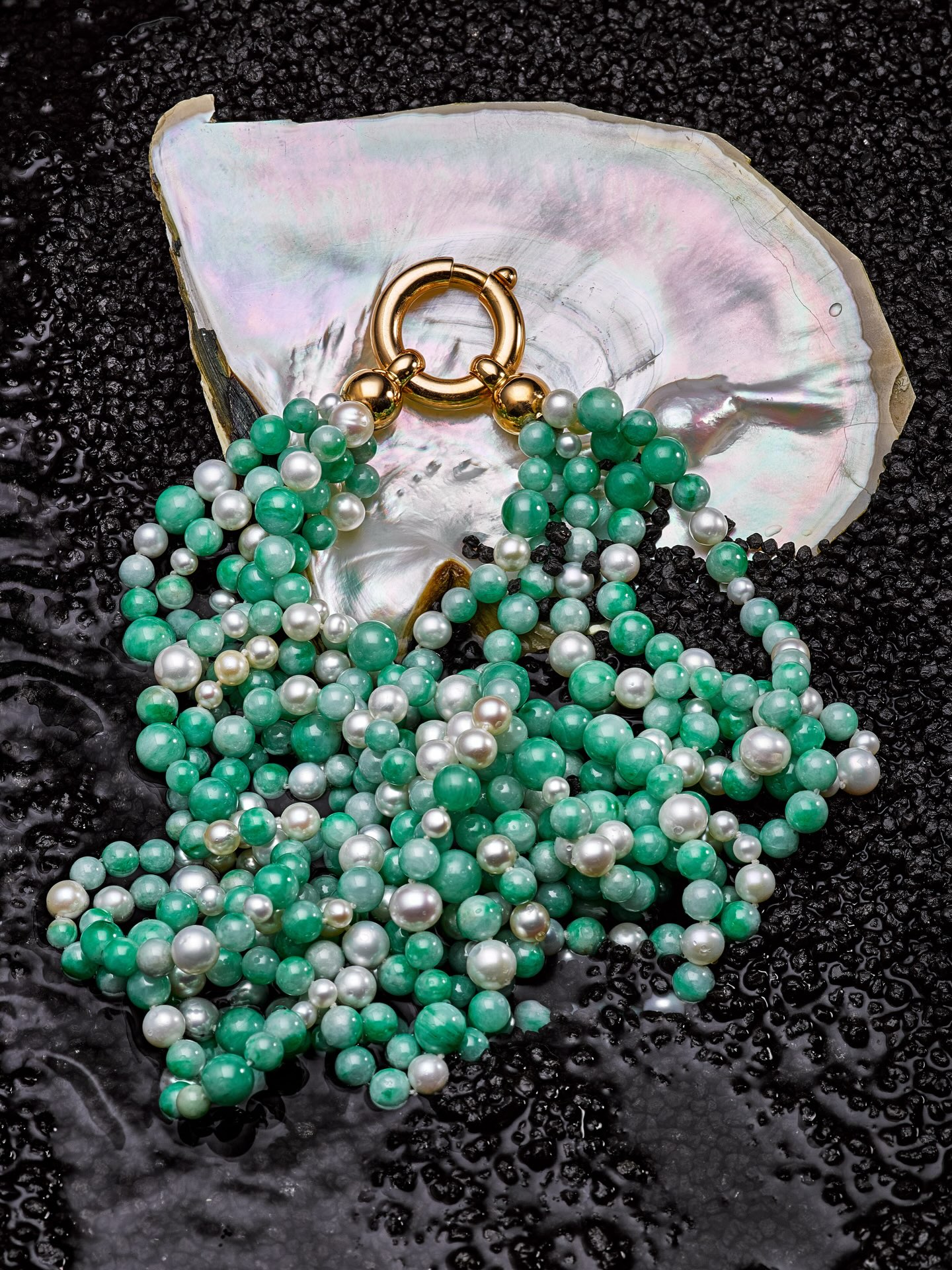 Wie ein kühler Kuss auf warmer Haut – ein fliessendes Collier aus Jadeit und Süsswasserperlen.
SK 2911
Collier // Jadeit grün & Süsswasserperlen // 75 cm, Gelbgold 750
www.uhl.ch #jadeite #pearls #freshwaterpearls #collier #uhldesign