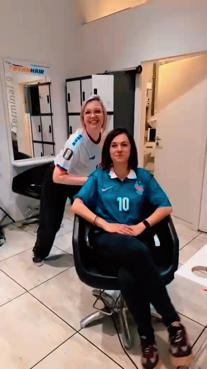 La Coupe du Monde touche bientôt à sa fin… Le suspense est à son comble ! 🏆
Dans notre salon, nous continuons à partager cette belle énergie avec vous, entre beauté, convivialité et passion du football. ✨⚽
#luxembourg #belvalplaza #coiffure