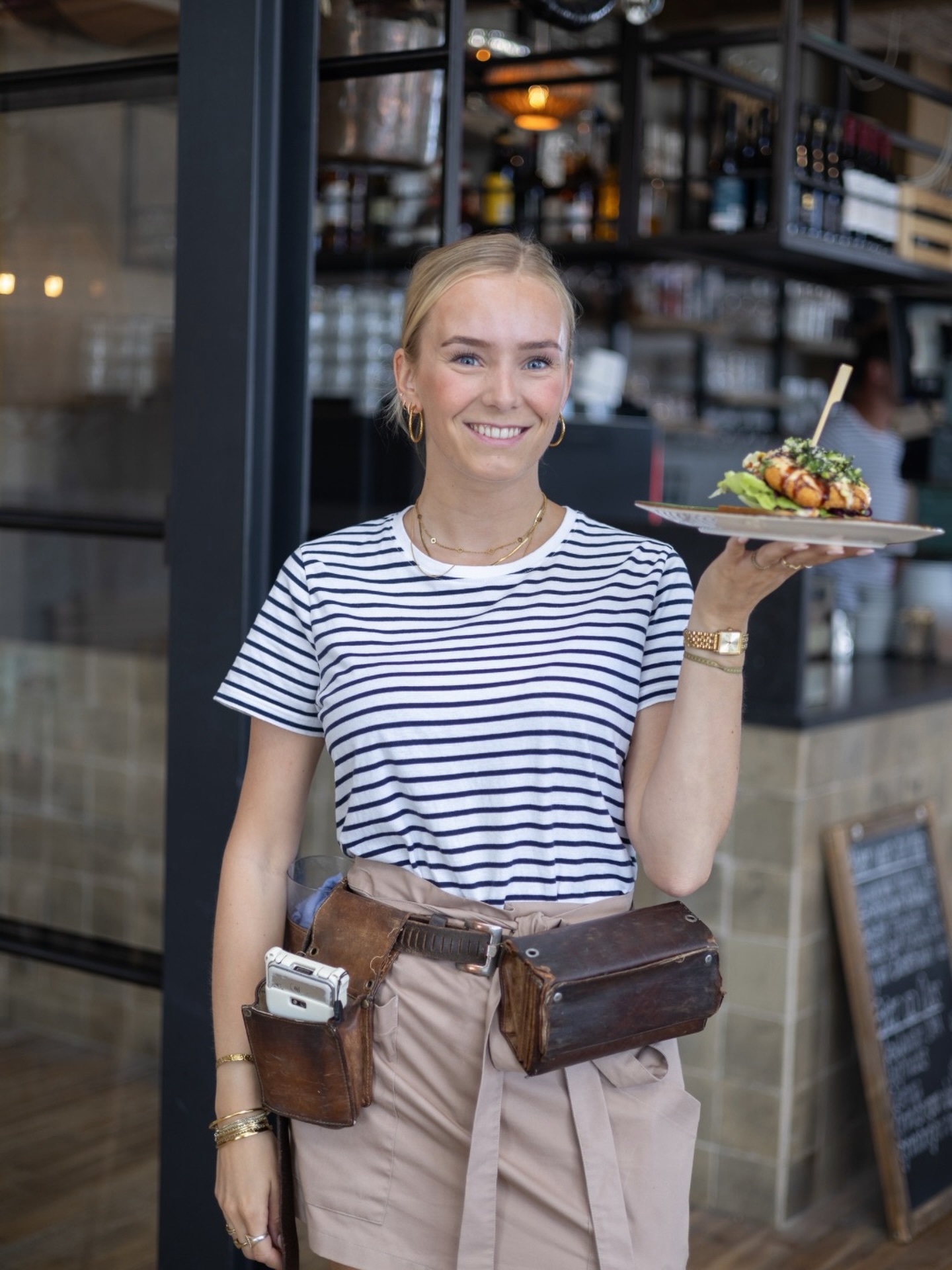 𝗩𝗮𝗸𝗮𝗻𝘁𝗶𝗲𝗯𝗮𝗮𝗻 𝗼𝗳 𝘃𝗮𝘀𝘁𝗲 𝗯𝗮𝗮𝗻?
𝗪𝗶𝗷 𝘇𝗶𝗷𝗻 𝗼𝗽 𝘇𝗼𝗲𝗸 𝗻𝗮𝗮𝗿 𝗲𝗻𝘁𝗵𝗼𝘂𝘀𝗶𝗮𝘀𝘁𝗲 𝗰𝗼𝗹𝗹𝗲𝗴𝗮’𝘀!
Runners & Bedieningsmedewerkers
✨ Per direct starten mogelijk
✨ Flexibele werktijden
✨ Werken in een gezellig en enthousiast team
✨ Zowel parttime als fulltime mogelijkheden
Of je nu al ervaring hebt in de horeca of graag het vak wilt leren: enthousiasme en gastvrijheid vinden wij het belangrijkst!
Niet helemaal de functie die je zoekt, maar lijkt werken bij ons je wél leuk? Laat het ons weten, kijken we samen naar de mogelijkheden!
Interesse? Kom langs, stuur een dm, Whatsapp of bel 06-2897 2621 (Elke)
We maken graag kennis met je!☕️
👉🏻Ken je iemand die perfect in ons team past? Tag diegene hieronder!
Je vindt de vacatures ook op onze website (zie link in bio).
#strandpaviljoenhargen #vacatures #werkenbijhargen #werkenaanzee