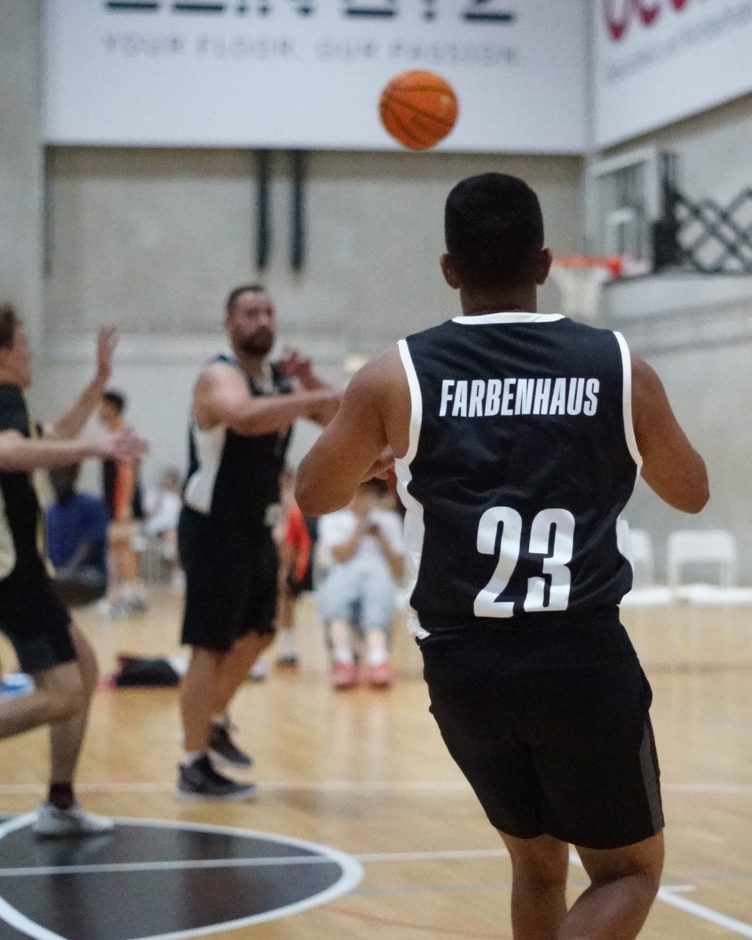 🏀 Teamwork gibt's bei uns nicht nur auf der Baustelle.
Gemeinsam mit @zebrano_objekteinrichtung haben wir beim Basketballturnier in Ulm alles gegeben – und am Ende einen soliden 5. Platz von 8 Teams geholt. 💪
Der Pinsel sitzt schon perfekt – am Wurf arbeiten wir bis nächstes Jahr. 🎨⛹🏼♂️
#farbenhaus #zebranoobjekteinrichtung #basketballturnier #ulm #burgau #landkreisgünzburg