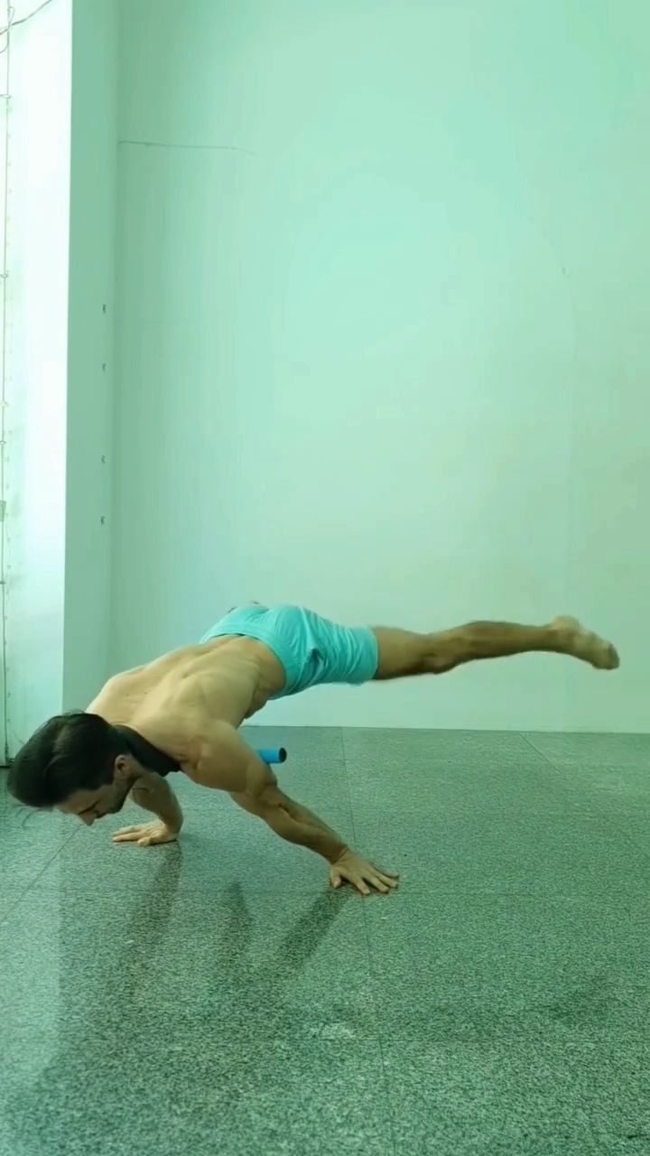 Planche Progression Using FitStatic:
www.fitprogress.com/shop/fitstatic
FitStatic – New Upgraded Version
Is now crafted from durable, anti-rust stainless steel piping for long-lasting performance. It weighs only 350 grams (approx. 0.77 lbs)—light enough to carry effortlessly wherever you go.
FitProgress Studio Coaching @HandstandTrack Balance Support System.