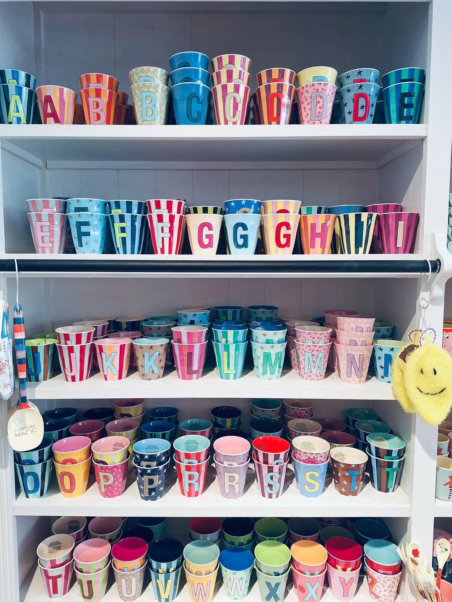 Unsere Rice Becher sind wieder aufgefüllt – und zwar richtig! 🥤 Ganz viele neue Motive, dazu natürlich unsere heiß geliebten Buchstabenbecher (ja, wir wissen, ihr habt schon auf euren Anfangsbuchstaben gewartet 😄).
Kurz zur Beschaffenheit, falls ihr euch fragt: Die Becher sind aus Melamin – das ist lebensmittelecht, spülmaschinenfest und hitzebeständig bis 70 Grad. Für die Mikrowelle sind sie allerdings nicht geeignet. Dafür bruchsicher, super langlebig und einfach ein echter Alltagsheld für Küche, Picknick oder Garten.
Kommt vorbei und sucht euch euren Lieblingsbecher (oder gleich mehrere, wir urteilen nicht 🩷) aus!
📍 Pauline Worpswede, Bergstraße 26, 27726 Worpswede
🕐 Mo–So, 11–18 Uhr
🛒 www.paulineworpswede.de
#paulineworpswede #worpswede #ricebecher #melamin #buchstabenbecher