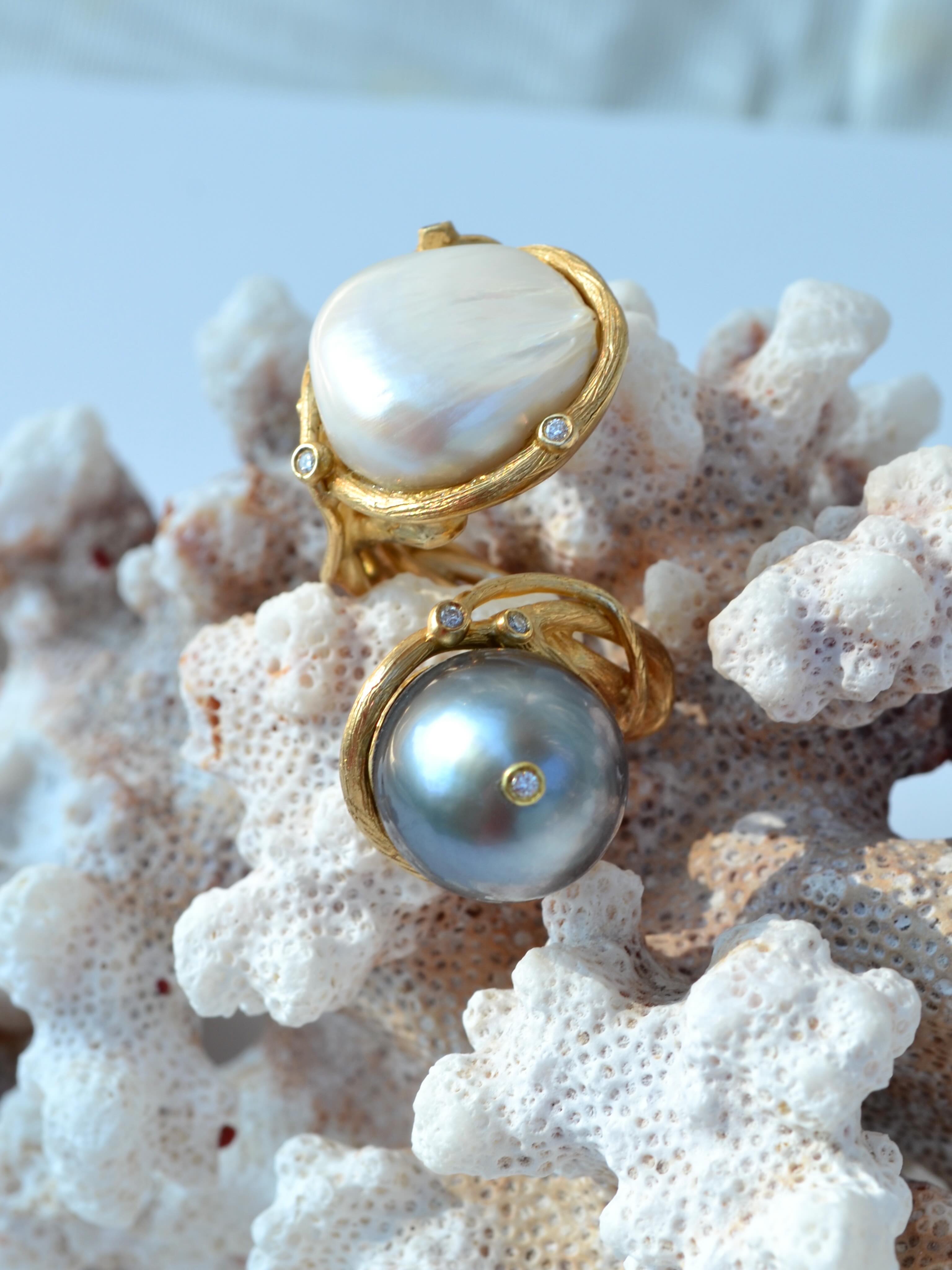 A twist of golden textured vines wraps around two opposing pearls: one a dark grey Tahitian pearl, the other a white Keshi. A sprinkling of tiny diamonds dot the ring throughout. What you can’t see is a band of gold actually hides a crack at the bottom of the Tahitian pearl. It’s important that I use all materials and not discard them. As long as they are structurally sound and won’t compromise the ring during wear, it’s safe to use.
✨
These types of materials also fuel the creative process and make designing more challenging. The result is a one-of-a-kind double ring that nestles two pearls in between two fingers that’s beautiful as well as comfortable.
✨
.
.
.
.
.
#mejiajewelry #newyorkjewelry #longislandjeweler #customring #pearllovers❤️