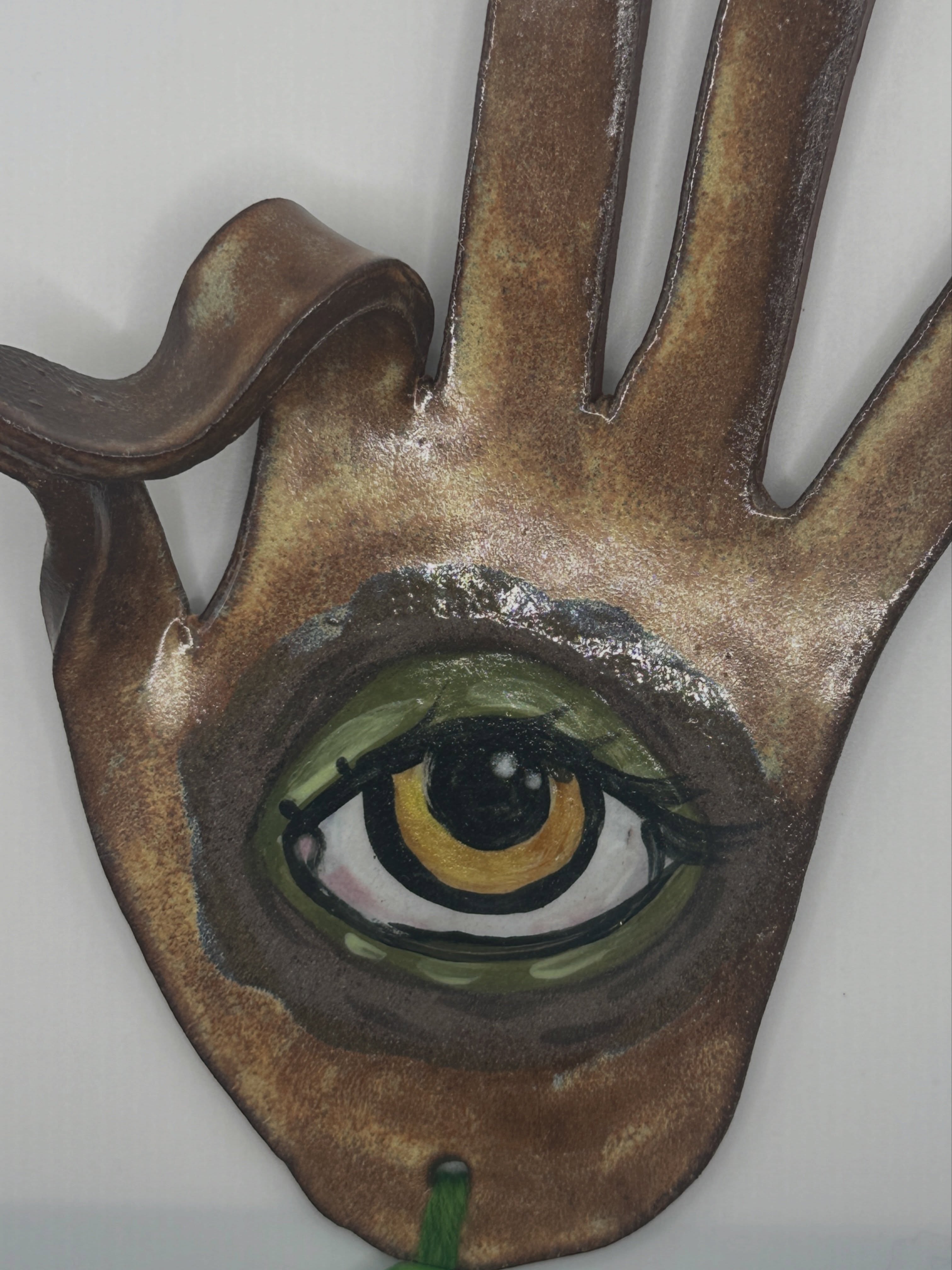 Hand Green and Blue
10x 17 cm
Ceramic, wood ball, tread. Exquisite handcrafted ceramic wall décor singular pieces shaped by hand to infuse your home with artistry, warmth, and an air of exclusivity. @momodead @catandsheep.dolls