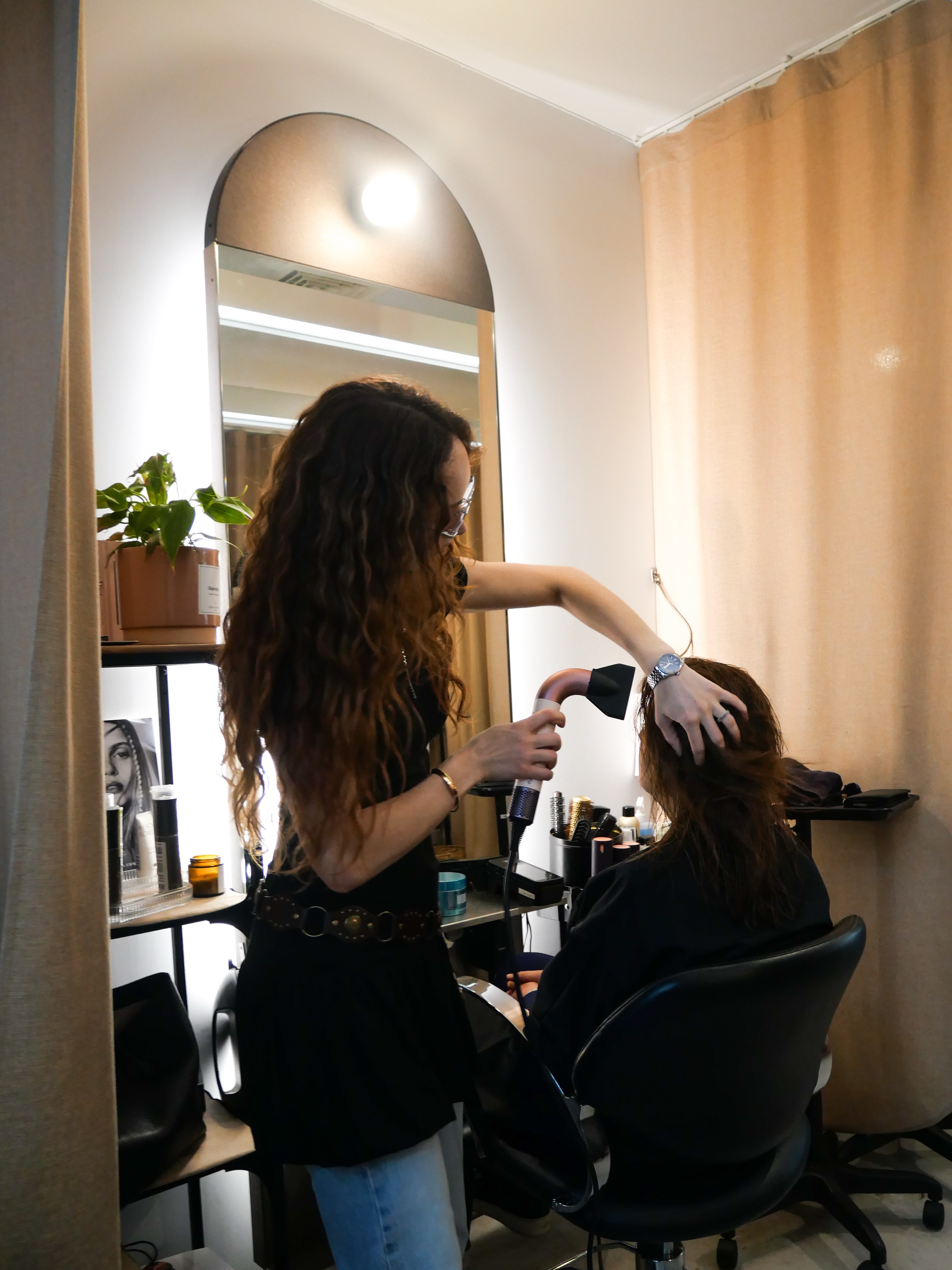 Derrière chaque coiffure, il y a des mains expertes, de la passion et beaucoup d’attention. ✨
Hairstylist : @hairstyleonie 😍
#lafabrica #hairstylist #haircut #coiffeurparis