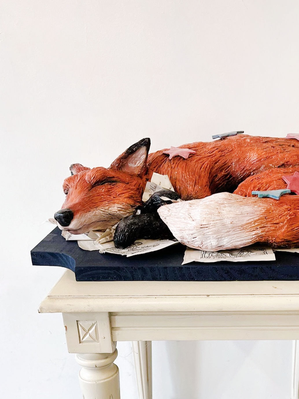 ✨Désenchantée, 2025 🦊🌛
La renarde en dormance, couveuse des mots d’amour que jamais elle ne lira. Inspiré des folklores slaves.
(Envie de me relancer dans une sculpture aussi conséquente mais mon dos se souvient encore des heures de modelage en contorsion sur mon tabouret)