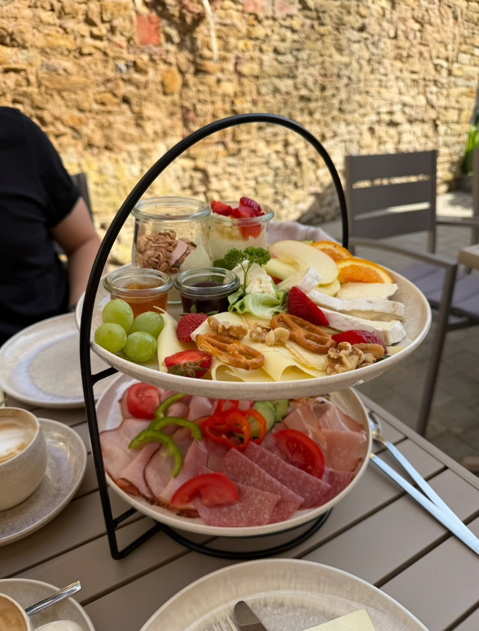 Hofladen-Frühstück ☕️🥐
Genießt unser Frühstück donnerstags bis samstags – ganz entspannt auf unserer Terrasse mit Sonnen- oder Schattenplätzen oder im angenehm klimatisierten Innenbereich.
Reserviert euren Tisch ganz einfach telefonisch oder über unsere Website.
Wir freuen uns auf euren Besuch! 🤍