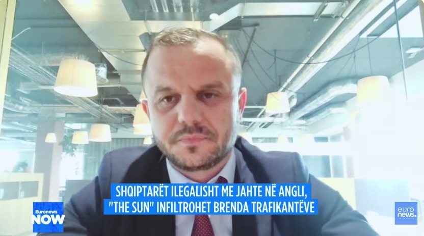 Në Euronews Albania diskutuam mbi shkrimin investigativ të “The Sun”, ku ngrihet shqetësimi për përdorimin e jahteve luksoze në trafikimin e klandestinëve drejt Mbretërisë së Bashkuar dhe për rolin e rrjeteve shqiptare në këtë skemë.
Ky është një fenomen që nuk mund të lexohet vetëm si lajm sensacional apo si histori kalimi kufijsh. Përtej imazhit të një udhëtimi të rrezikshëm, qëndron një realitet më kompleks: rrjete kriminale që përfitojnë nga dëshpërimi, mungesa e perspektivës dhe iluzioni se hyrja ilegale është një zgjidhje.
Pyetja kryesore nuk është vetëm si kalohet në UK.
Pyetja që duhet të na shqetësojë më shumë është: çfarë ndodh më pas?
Çfarë ndodh me ata që hyjnë ilegalisht, pa status, pa mbrojtje dhe shpesh pa mundësi reale për një jetë të sigurt? Sa prej tyre përfundojnë të varur nga persona apo rrjete që i shfrytëzojnë? Sa e kuptojnë se borxhi ndaj trafikantëve nuk mbaron në momentin kur mbërrijnë?
Këto histori nuk nisin dhe nuk përfundojnë në një jaht, në një kamion apo në një kufi. Ato vazhdojnë në punë të pasigurta, në frikën nga autoritetet, në izolim dhe në një cikël të ri varësie.
Prandaj, diskutimi duhet të shkojë përtej titujve. Duhet të flasim për arsyet pse të rinjtë largohen, për mënyrën si rekrutohen, për pasojat ligjore dhe njerëzore, por edhe për përgjegjësinë që kanë shoqëritë tona për të mos normalizuar migracionin ilegal si “rrugë suksesi”.
Migracioni është një realitet social. Trafikimi është krim. Dhe mes tyre ka jetë njerëzish që shpesh mbeten pa zë.
Intervista e plotë në story link 🔗