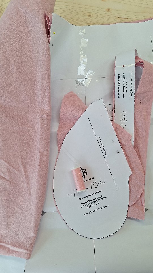 🎈 Big pants energy
"Met tweedehands beddengoed kan je toch niets meer aanvangen! Gooi dat weg, da's vies!"
Aaah is dat?
Awel ik wil u toch het tegendeel bewijzen.
Want ik ben toch zot content van deze upcycle 🩷
En jij slaapt in een hotel toch ook op beddengoed waar iemand anders al op sliep?
Ik maak er broeken mee ♻️. Waarom niet hé.
#TheCarlyBalloonPants #JULIANAMARTEJEVSonME
***
Ik ben Mona. Ik inspireer met tweedehands, upcycling, naaien & en ik leer het je via e-books en workshops 💚♻️
