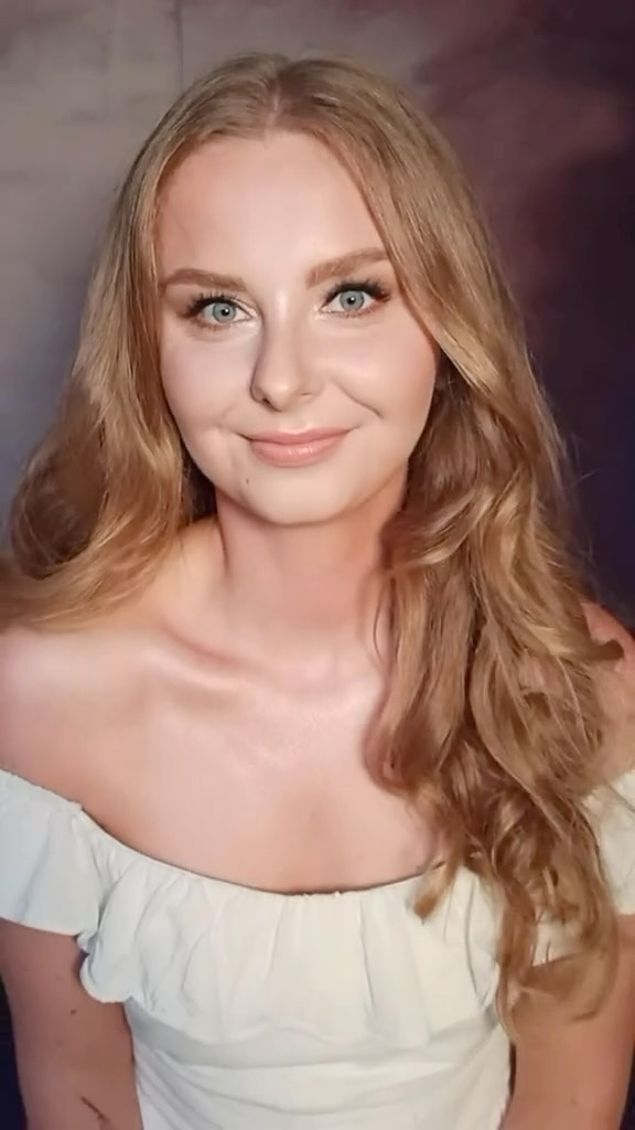 „Bitte schmink mich – aber so, dass man es nicht sieht.“
Genau diesen Wunsch höre ich fast bei jedem Tages-Make-up.
Viele denken, ein natürliches Make-up bedeutet, möglichst wenige Produkte zu verwenden. Tatsächlich geht es aber nicht darum, wie viel Make-up verwendet wird – sondern wie es eingesetzt wird.
Mein Ziel ist, dass du dich im Spiegel wiedererkennst. Frischer, strahlender und gepflegt – ohne das Gefühl, „zu viel“ geschminkt zu sein.
🤍 Denn das schönste Kompliment ist für mich:
„Du siehst heute richtig gut aus.“ – und nicht „Wow, dein Make-up!“
💬 Wie ist es bei dir? Magst du es lieber ganz natürlich oder darf es auch etwas glamouröser sein?
#makeupartist #tagesmakeup #naturalmakeup #bridalmakeup #brautstyling