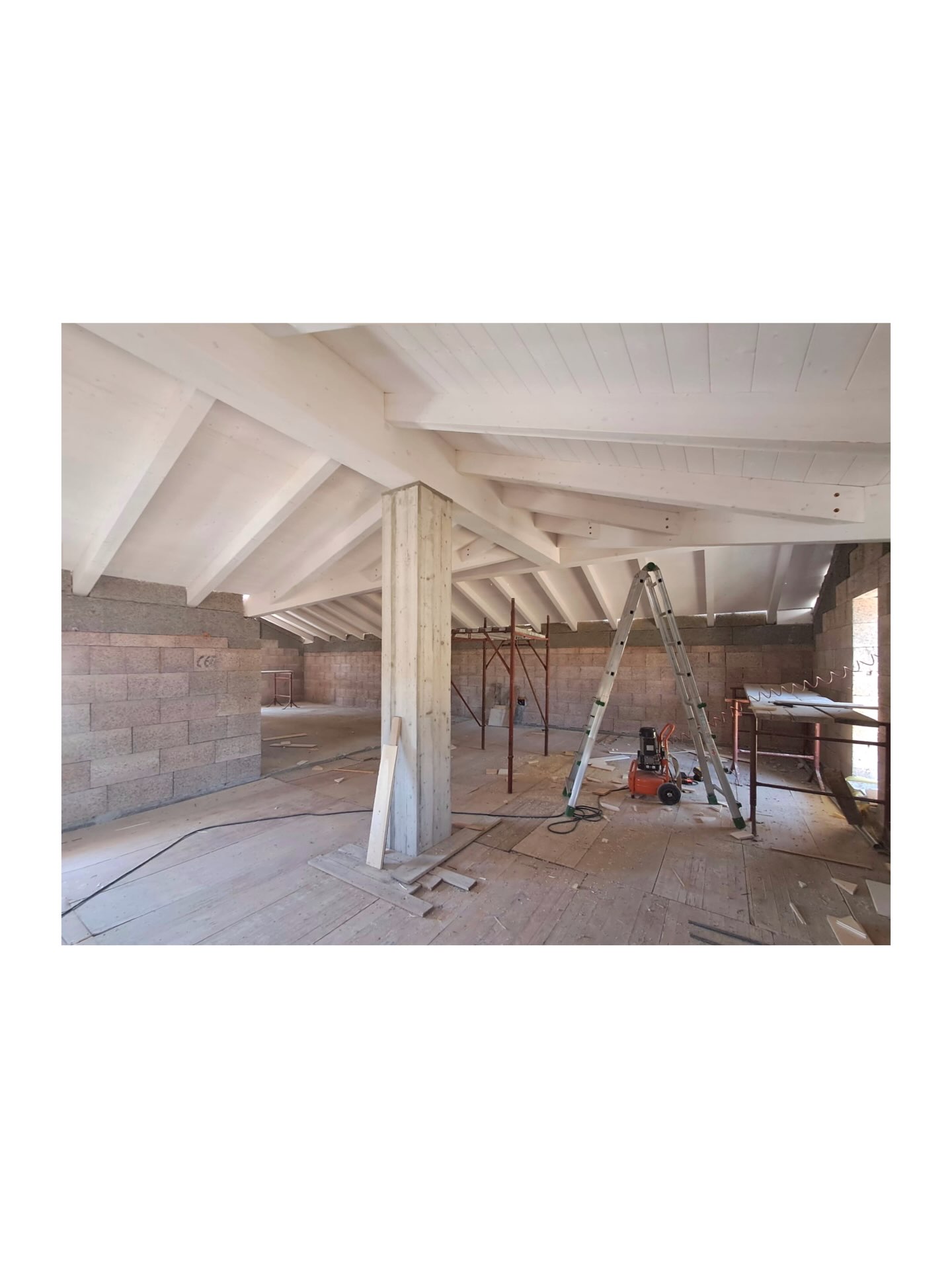 <Tetto in legno>
•
Ogni struttura in legno nasce dall’incontro tra natura, tecnologia e cura dei dettagli.
•
Questo tetto in legno di abete lamellare appena montato rappresenta il primo passo verso un ambiente accogliente, sano e progettato per durare nel tempo.
•
•
•
🌲 Il legno ha il potere di trasformare la tua casa in un luogo da vivere!