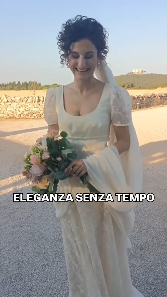 La storia di quest'abito da sposa non nasce su un bozzetto recente, bensì arriva da lontano, direttamente dall’armadio della zia della nostra sposa. Un cimelio prezioso, custode di un legame profondo e di un’eleganza d’altri tempi che sembrava non aspettare che lei: la nostra Giulia 😊
La vera sfida in Atelier non è stata solo restaurarne il tessuto datato, ma cucire il passato sul presente. Lo abbiamo riparato, ricostituendone il delicato ricamo; accarezzato e modellato sul corpo e sull'anima di Giulia, fino a renderlo perfetto per lei: il suo stile, la sua identità, il suo sogno.
#eleganzasenzatempo #bridgertonstyle #casteldelmonte #sumatelier #sumdomenicomoschetta