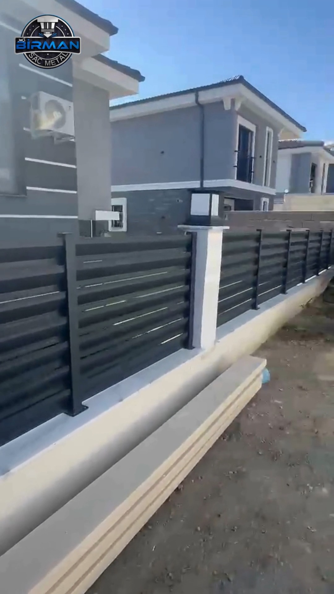 Proje 6 Müşterimiz panjur çitlerini kendi imkânlarıyla monte etti ve ortaya bu güzel uygulama çıktı. 👏 Ölçüye özel üretilen Birman Panjur Çit; sağlam yapısı, modern görünümü ve kolay montaj avantajıyla bahçenize hem güvenlik hem de şıklık kazandırır. Siz de ölçülerinizi gönderin, projenize özel fiyatınızı hemen hesaplayalım. 📩...