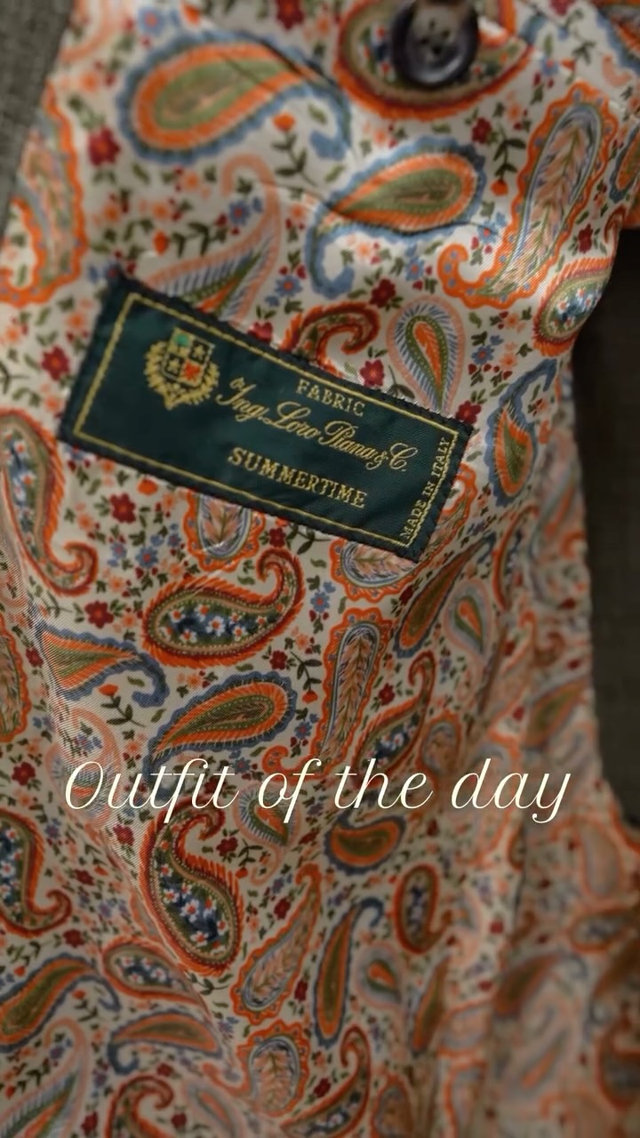 Nochmal dieses wunderschöne Sakko aus einem edlen Wolle/Leinen/Seide‑Mix von Loro Piana.
Klassischer kombiniert mit einer blauen Baumwollhose: Bundfalte, hoher Schnitt, Side‑Adjuster.
Dazu weisses Hemd, @drakesdiary Krawatte und Wildleder‑Loafer von @handmacher_schuhmanufaktur .
So clean. So schön.
#bespoketailoring #masshemd #massanzug #tailoring #bespoke