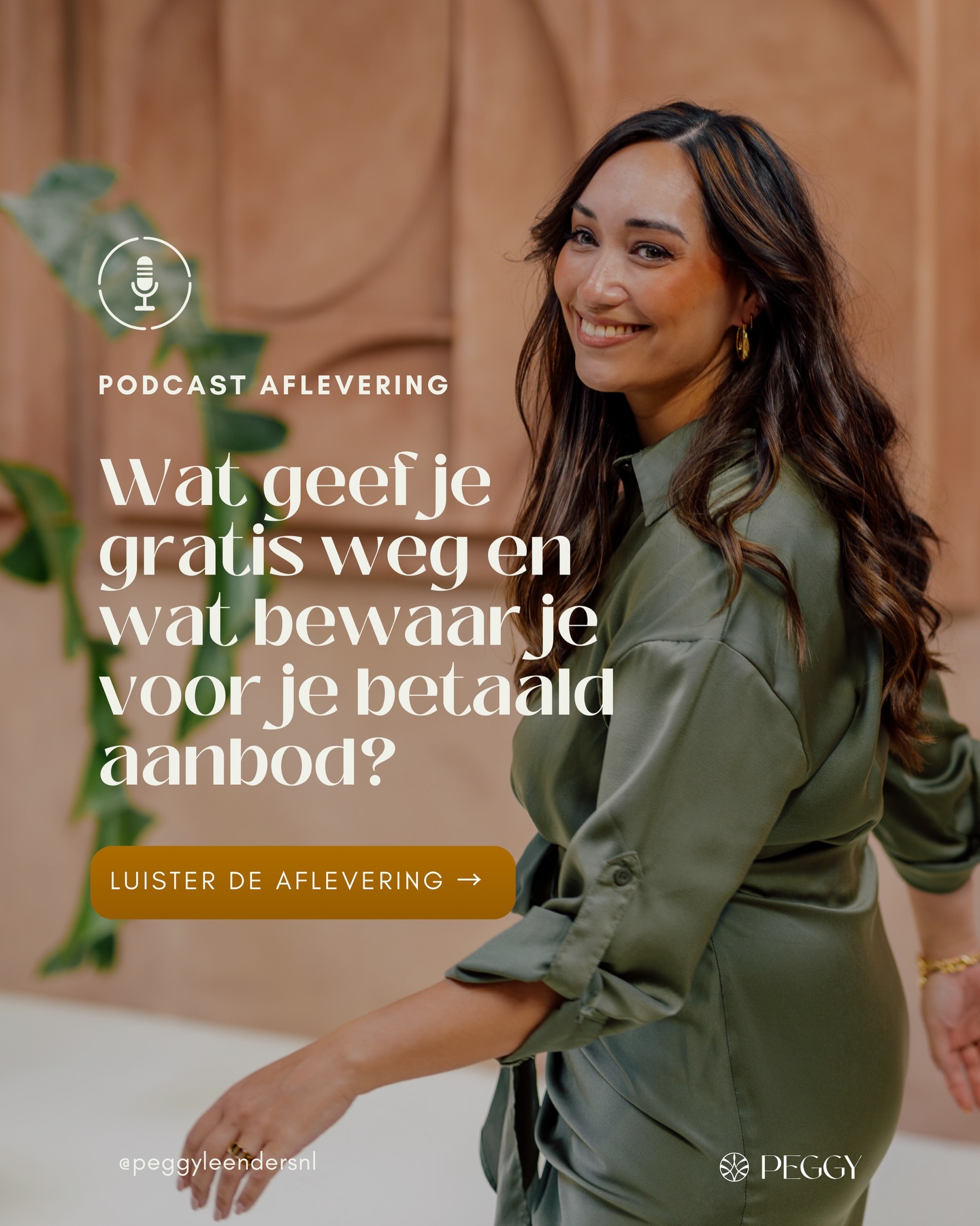 Misschien geef je niet te weinig waarde weg.
Misschien geef je de verkeerde waarde weg.
En dat is precies waar veel ondernemers hun aanbod onbedoeld minder aantrekkelijk maken.
Ze maken gratis content die zo compleet is, dat iemand denkt:
“Ah, helder. Ik ga het zelf proberen.”
Spoiler: dat doen ze vervolgens niet.
Maar ze kopen ook niet.
Lekker dan…
Gratis content heeft niet als taak om je hele methode alvast uit te serveren.
Het hoeft niet al je geheime stappen te bevatten.
Niet je compleet werkende systeem.
Niet de kern waar mensen eigenlijk voor betalen.
Gratis content moet iets anders doen.
Het moet je klant laten zien waar ze nu vastloopt.
Waarom haar huidige aanpak niet werkt.
Wat er onder haar probleem ligt.
En waarom jouw betaalde aanbod 100% de logische volgende stap is.
In deze podcastaflevering leg ik uit:
→ waarom driekwart van je gratis content niets met educatie te maken heeft
→ hoe je bepaalt wat je weggeeft en wat achter de betaalde deur blijft
→ wat jouw Gouden Kern is en waarom je die beschermt
→ hoe je met één onderwerp weken aan content maakt zonder leeg te lopen
Want goede content maakt je aanbod niet overbodig.
Goede content maakt je aanbod onvermijdelijk logisch.
Bekijk mijn podcast via de link in bio.
En pak daar meteen de gratis masterclass en het Business Assessment mee, waarmee je in 15 vragen ontdekt waar jouw business lekt en welke stap nu als eerste het meeste oplevert.