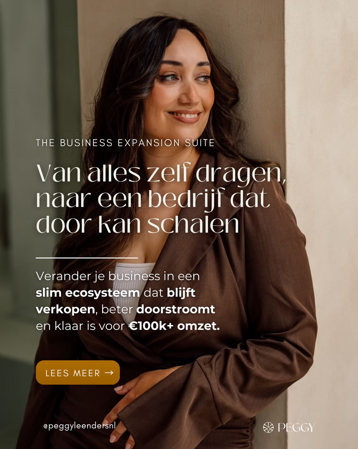 Je bedrijf blijft groeien.
En je omzet doet het ook goed.
Maar dat betekent nog niet automatisch dat je een schaalbaar bedrijf hebt.
Veel ondernemers hebben onderweg een funnel gebouwd. Een online programma. Een e-maillijst. Misschien zelfs een paar automatiseringen.
Alleen...
Als die onderdelen niet met elkaar samenwerken, blijf jij degene die de verbinding vormt.
Jij bepaalt wat aandacht krijgt en prioriteit heeft.
Jij houdt de klantreis constant in beweging.
Jij bent de schakel tussen marketing, sales en je aanbod.
Daarom bouwen we in The Business Expansion Suite geen losse strategieën.
We bouwen een Business Ecosysteem.
Met de E³ Method™:
✨ Ecosysteem - een aanbodstructuur waarin alles elkaar versterkt.
✨ Evergreen - systemen die blijven verkopen zonder afhankelijk te zijn van dagelijkse acties.
✨ Exponentieel - een business die kan doorgroeien zonder dat jij de bottleneck blijft.
Want schaalbaarheid ontstaat niet door je agenda nog voller te proppen.
Het ontstaat wanneer je bedrijf als één geheel gaat werken.
Ben je klaar om de stap te maken van een succesvolle business naar een schaalbaar business ecosysteem?
👉🏻 DM mij met “ECOSYSTEEM” en ik vertel je alles over The Business Expansion Suite.