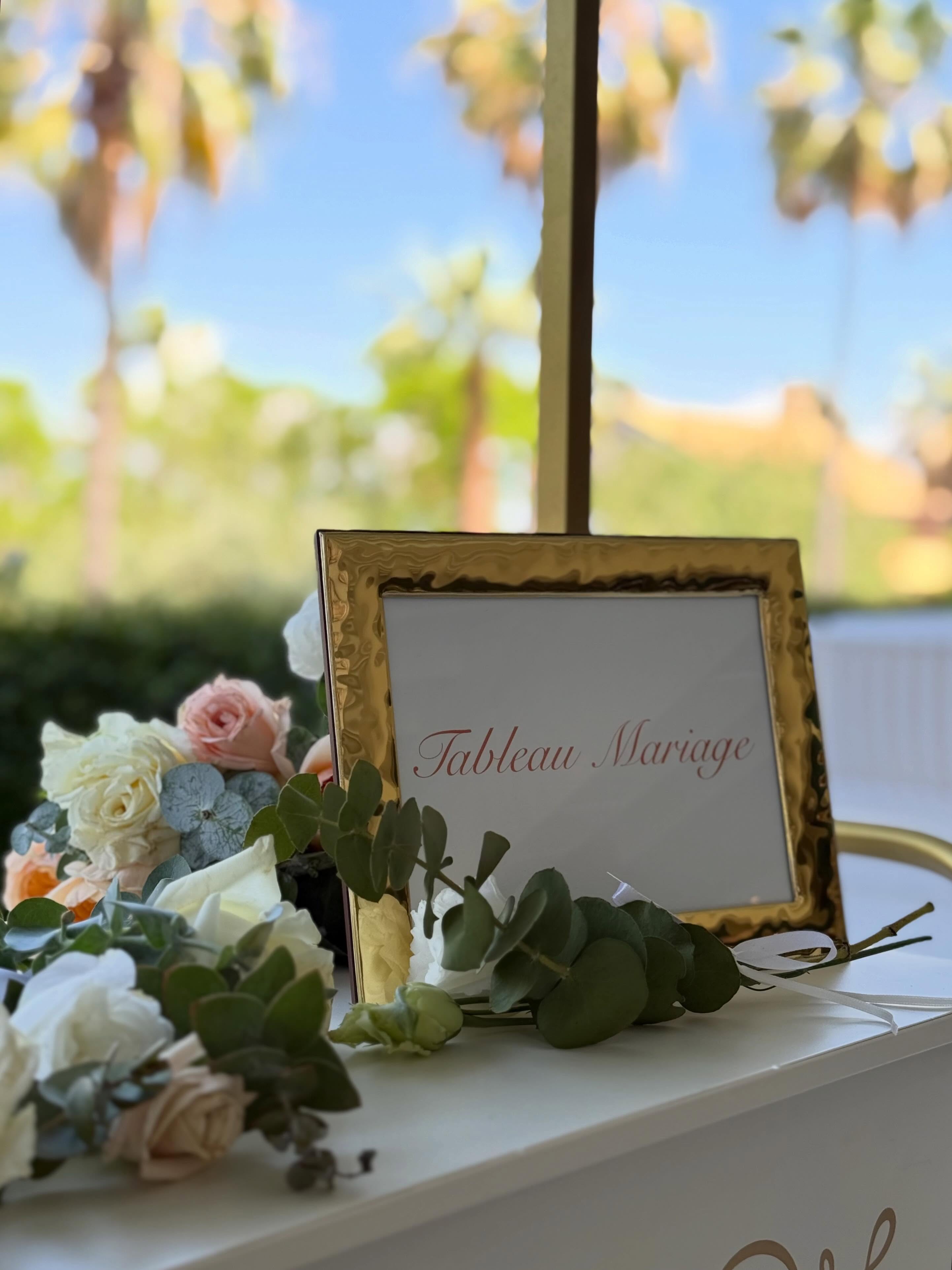 Per questo matrimonio abbiamo voluto trasformare il tableau mariage in un’esperienza: ogni invitato ha ricevuto un fiore con il proprio nome e l’indicazione del tavolo.
Ogni tavolo portava il nome di un fiore diverso, creando un filo conduttore elegante e romantico che ha accompagnato gli ospiti fino al loro posto.
Perché sono i dettagli, quelli pensati con il cuore, a rendere un matrimonio davvero indimenticabile. 🌺🌸
#WeddingPlanner #TableauMariage #WeddingDesign #WeddingDetails #MatrimonioElegante