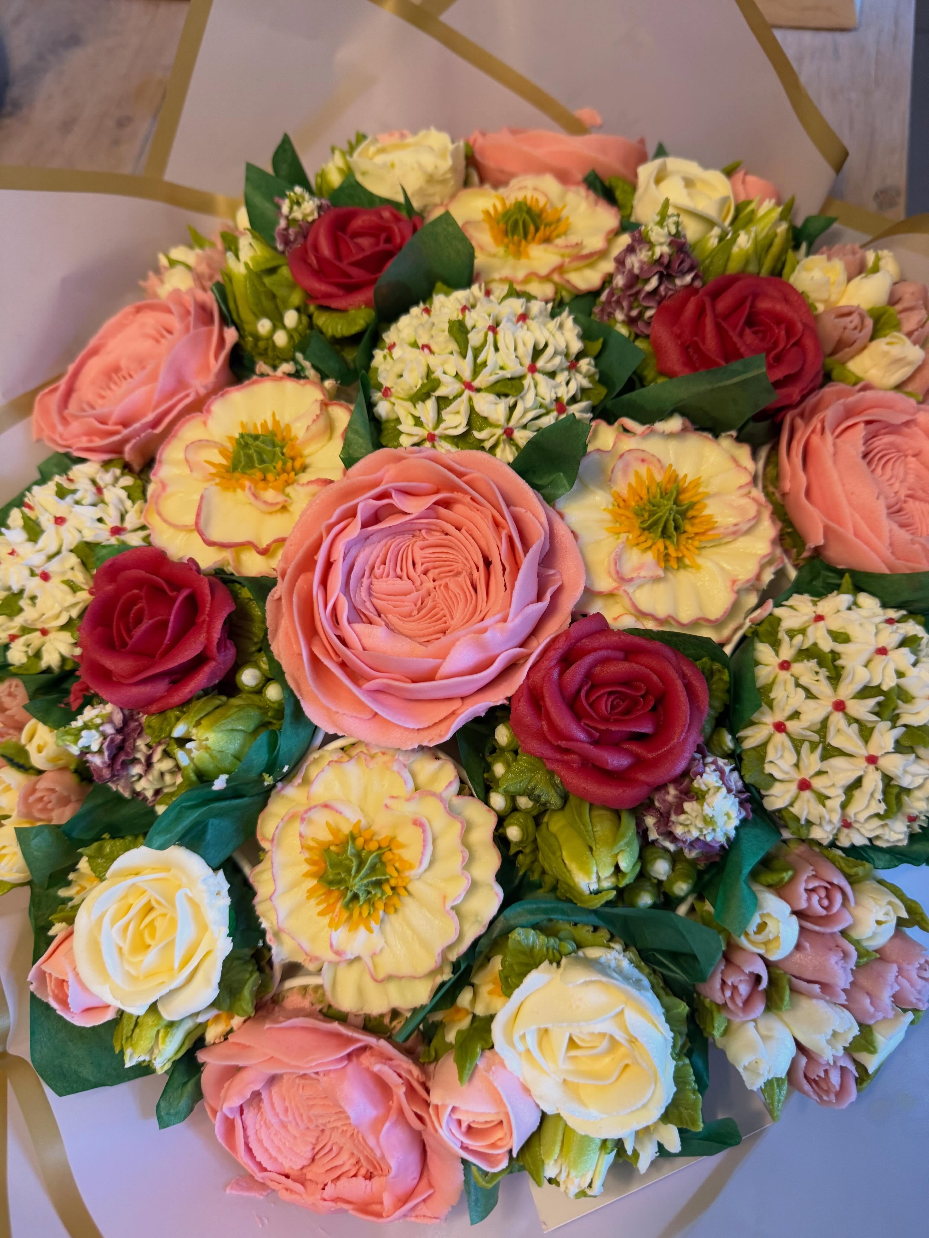 Instead of a birthday cake how about a beautiful bouquet of flowers ? BUT each flower is actually a cupcake 🧁! Amazing work by @cocowrencakery ! Always happy to recommend you.
My clients were very impressed !