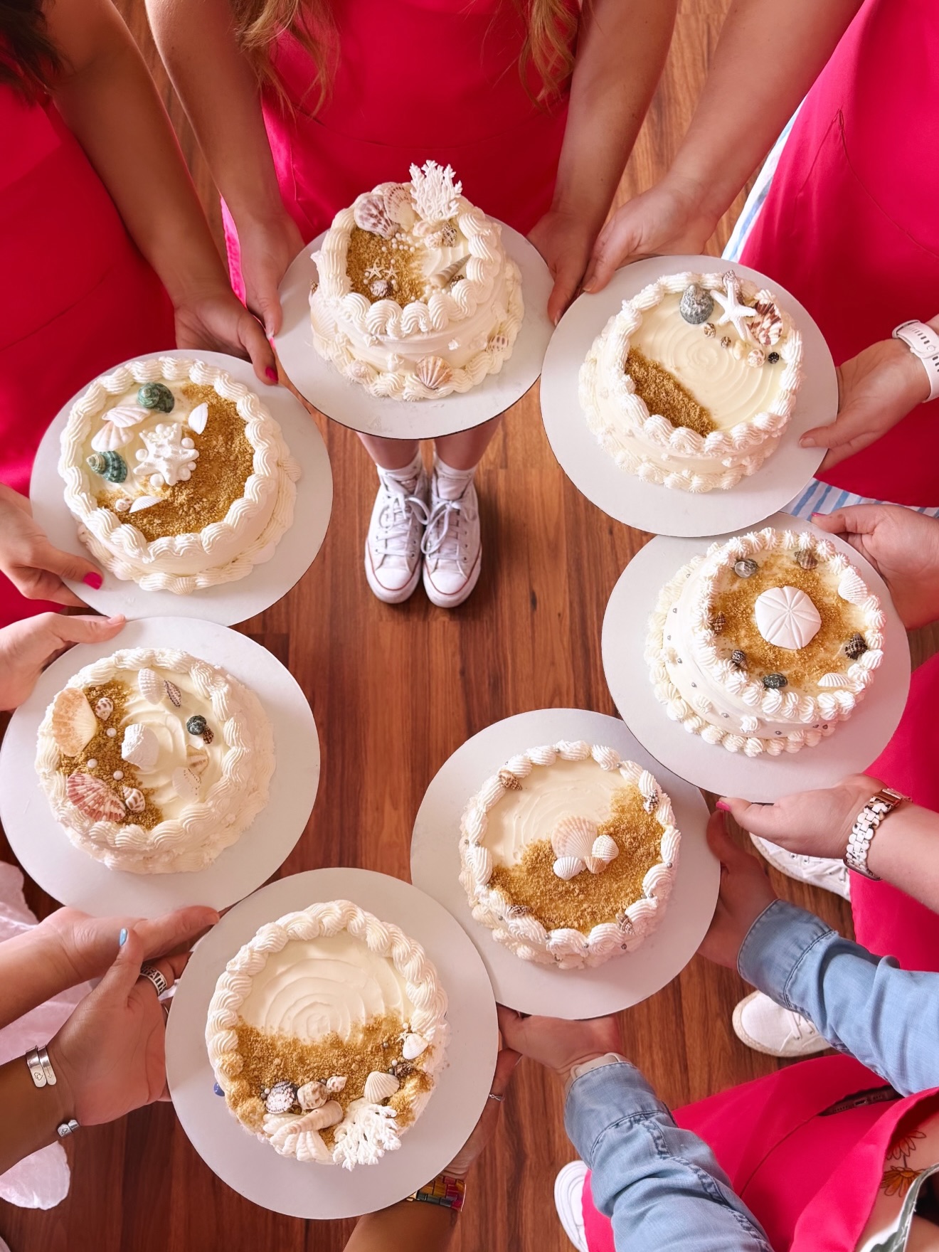 āļøSUMMER CLASSES š° Come spend a sweet & sunny Saturday morning with us at the Bakeshop! We have two new classes- no experience necessary. Tickets available via link in bio or on our website.
š CHRISTMAS IN JULY DESSERTS- July 25 (50% sold out!)
Get into the holiday spirit exactly 5 months before Christmas! Weāll be decorating hand-piped buttercream wreath cakes, our iconic snowmen macarons & snowglobe sugar cookies.
š COASTAL CAKE CLASS- August 1
Come cool off from the summer heat & decorate a coastal-themed cake! Learn about the process of stacking, frosting & decorating a layered cake as well as practicing your piping skills.