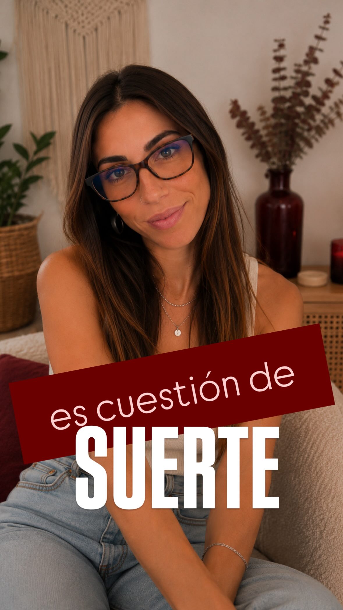 Nos hemos acostumbrado tanto a relaciones donde hay que pedir lo mínimo, que cuando alguien cuida, escucha, repara y se implica… lo llamamos suerte.
Pero que una relación no te dé miedo, que no tengas que explicarlo todo veinte veces, que la otra persona se haga cargo de cómo te afectan sus actos, no debería ser un privilegio.
Debería ser el suelo desde el que empezar a querer.
Porque cuidar no es salvar.
No es adivinar.
No es vivir pendiente de la otra persona.
Cuidar es tener en cuenta.
Es estar presente.
Es reparar.
Es no convertir el amor en un lugar donde alguien tiene que desaparecer para que el vínculo funcione.
Que te cuiden no es un lujo. Es lo mínimo.
Y ahora te pregunto: ¿Cuál es ese ‘mínimo’ que más crees que hemos romantizado como si fuera un privilegio?
#relacionesdepareja #amorconsciente #terapiadepareja #vinculosseguros