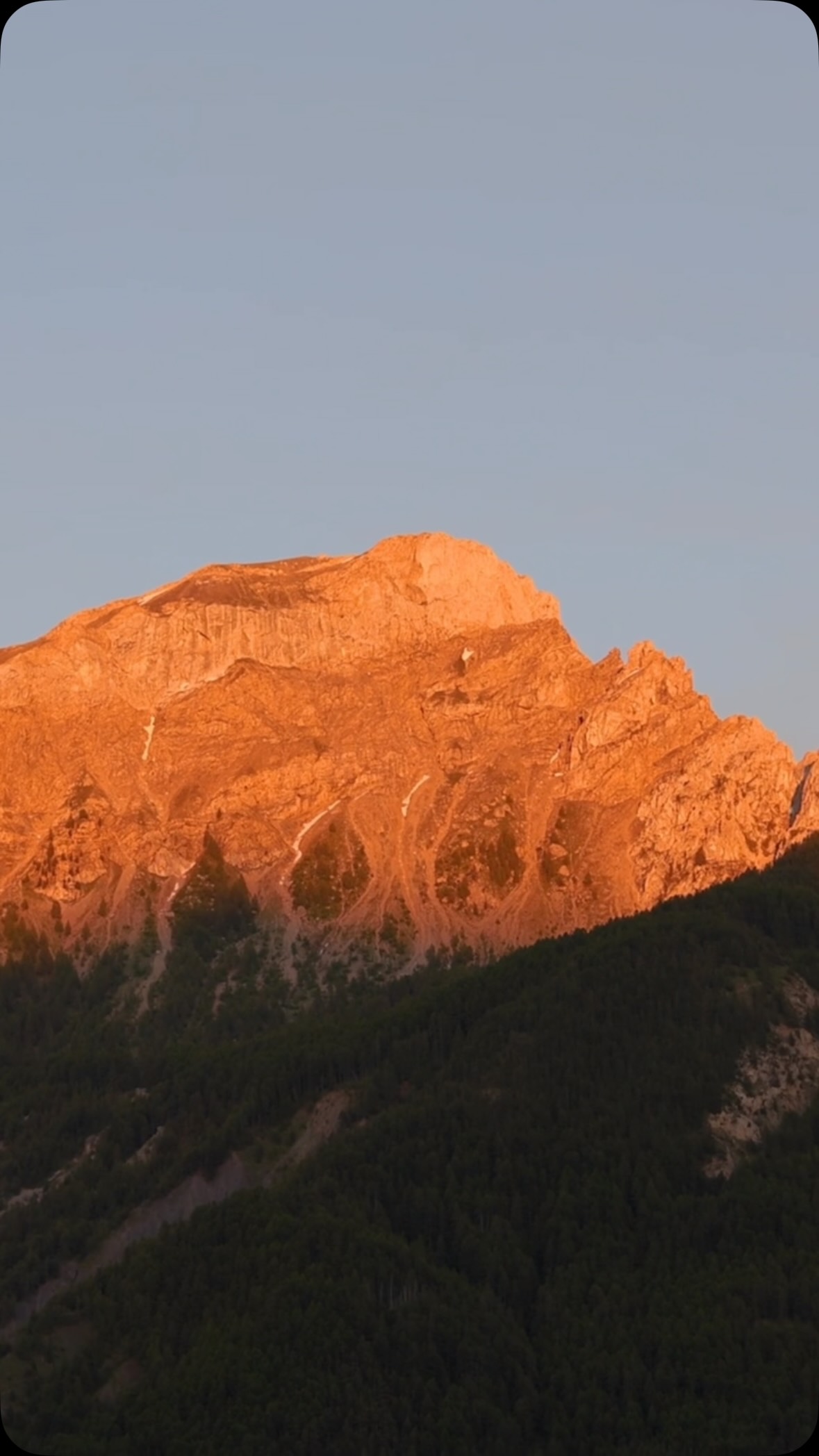 Cocktails, douceur, eau, chaleur… et la montagne à perte de vue. ✨⛰️
Le Prieuré, simplement. 🤍
📹 @matiissem