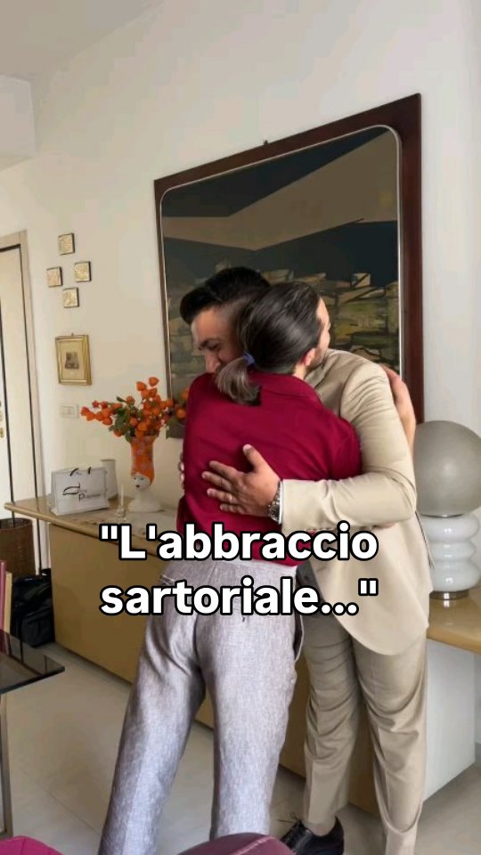 Per Giuseppe Minervini non volevamo il solito schema. Abbiamo osato: un abito sartoriale dalle tonalità chiare, calde e luminose. Un pezzo di design che non si limita a vestire, ma che interpreta un'eleganza diurna ed autentica.
Sartoria contemporanea significa prima di tutto questo: non seguire una regola fissa, precostituita, ma scriverne una nuova; personale e quindi perfetta per te.
Stai progettando il tuo giorno speciale e cerchi uno stile che parli davvero di te, senza compromessi?
📩Scrivici in Direct per prenotare la tua esclusiva consulenza, direttamente in Atelier.
#weddinginpuglia #abitosposochiaro
#sumatelier #sumiosono #sumdomenicomoschetta