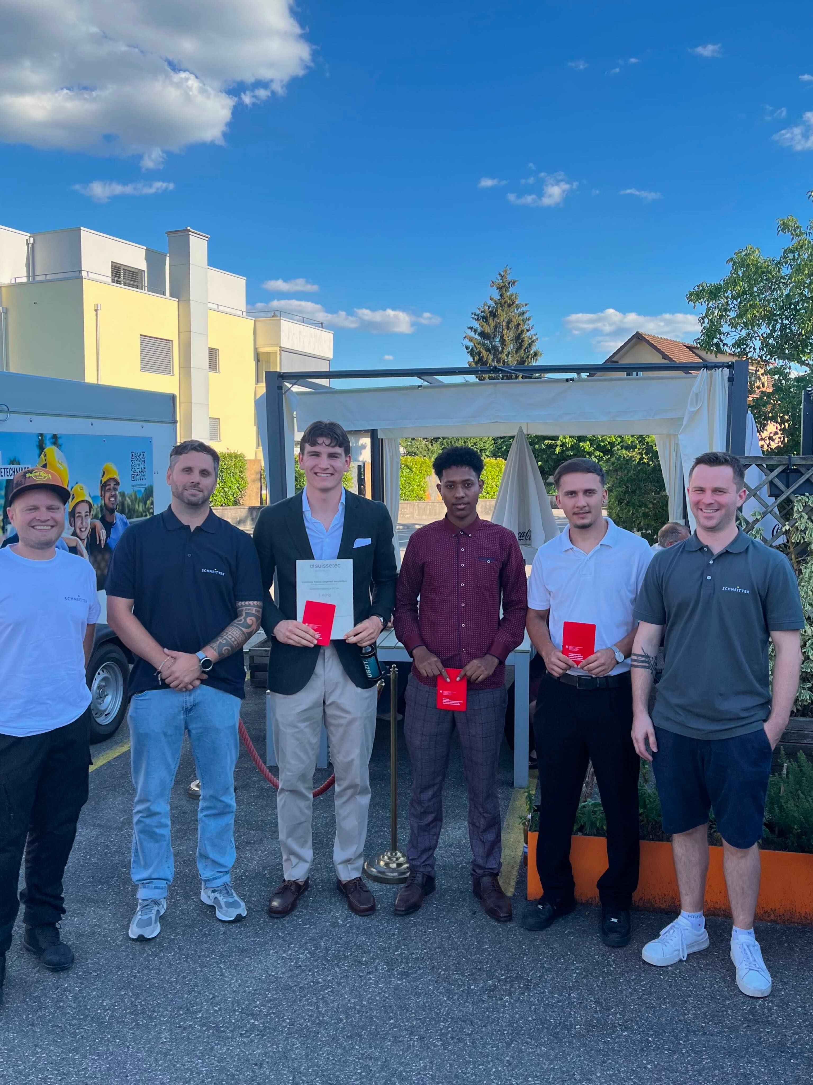 🎉 Juhu, ihr habt es geschafft! 🎓
Herzliche Gratulation zur bestandenen Lehrabschlussprüfung! 👏🎓
Tobias | Sanitärinstallateur EFZ🚰💧
Mit Fleiss und Ehrgeiz hast du die beste Abschlussnote im Kanton Solothurn erreicht! Herzliche Gratulation zu dieser grossartigen Leistung! 🏆👏 Mit deiner freundlichen und positiven Art hast du unser Team geprägt. 🤝
Nesredin | Heizungsinstallateur EBA 🔥♨️
Mit deinem Einsatz und deiner Ausdauer hast du dein Ziel erreicht. 💪 Du warst stets motiviert und immer bereit, Neues zu lernen. 👏🚀
Shuajb | Heizungsinstallateur EFZ 🔥♨️
Dein Einsatz und dein Durchhaltevermögen haben sich ausgezahlt. Mit deinem Humor und deiner guten Laune hast du dein Team immer wieder angesteckt und für eine tolle Stimmung gesorgt. 🤝😄
WIR SIND STOLZ AUF EUCH! 👏🥳