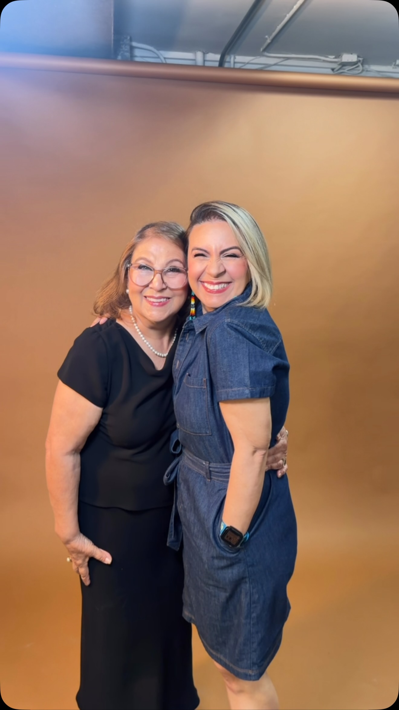 We love Mom and Daughter Duos!!! Makeup on this beautiful duo!! @maritzalfelix @maritzafelixjournalist
Makeup by @bellawithcarmen
Photoshoot by @danroblesfoto
•
#phoenixmua #makeupartist #phoenixbeautystudio #momanddaughter