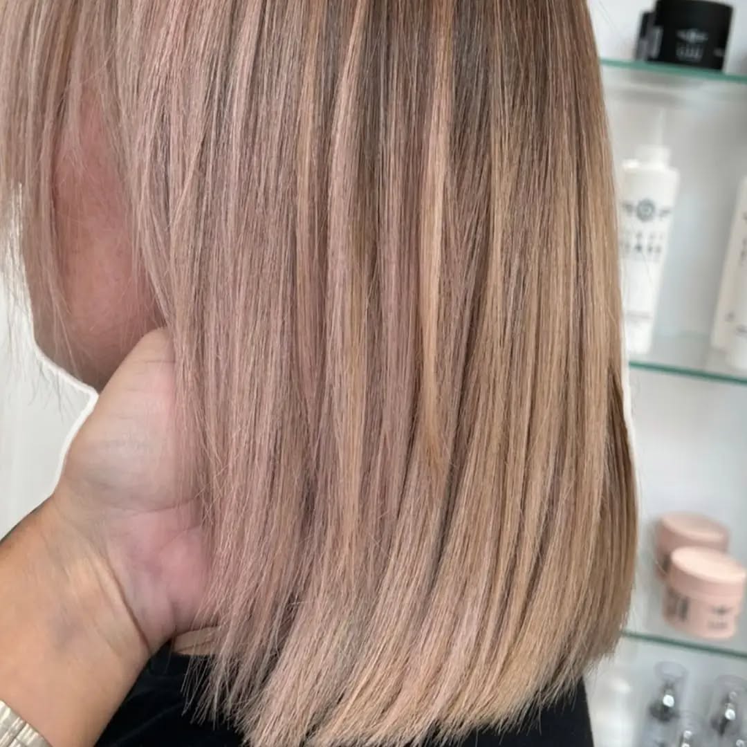 Nouveautés soins botox neutralisant sur mesure ✨
Apres ➡️ Avant ✨
Un blond plus lumineux, sans reflets jaunes… et des cheveux visiblement plus soyeux ! 💜
Le Botox capillaire avec effet déjaunissant est le soin idéal pour neutraliser les reflets chauds tout en réparant la fibre capillaire.
Il convient parfaitement : 💜 Aux blondes naturelles 💜 Aux cheveux blonds méchés ou colorés 💜 Aux cheveux gris ou blancs 💜 Aux brunettes avec des mèches ou un balayage💜
✨ Les bienfaits : ✔ Neutralise ✔ Répare et nourrit en profondeur ✔ Apporte douceur et brillance ✔ Redonne éclat et luminosité à la couleur
Parce qu'un beau blond, ce n'est pas seulement une couleur… c'est aussi un cheveu en santé. ✨