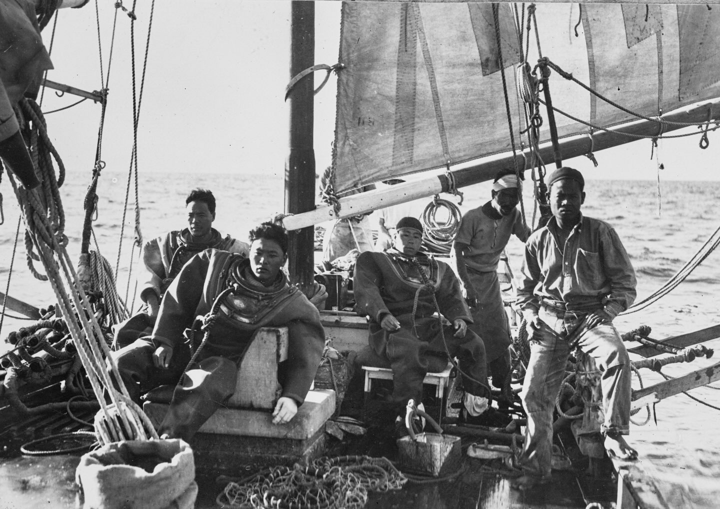 Eine kurze Pause an Bord: Perlentaucher vor der Küste Westaustraliens, aufgenommen am 23. März 1939. Viele von ihnen stammten aus Asien und dem Pazifikraum und riskierten bei jedem Tauchgang ihr Leben.