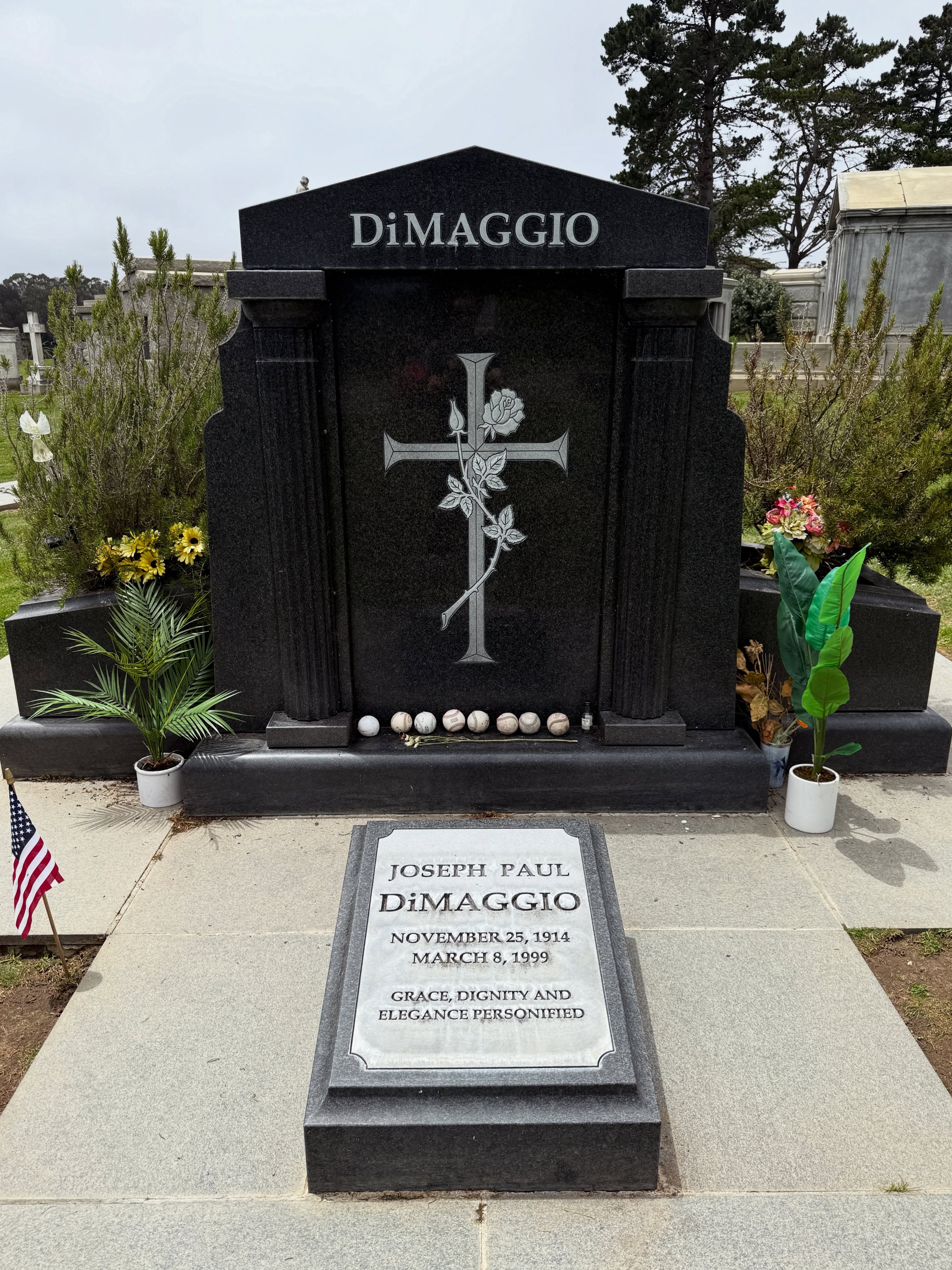 The grave of baseball legend “Joltin’” Joe DiMaggio, at Holy Cross Cemetery in Colma, CA. Joe was also married to Marilyn Monroe.
.
#baseball #mlb #legend #grave #joedimaggio