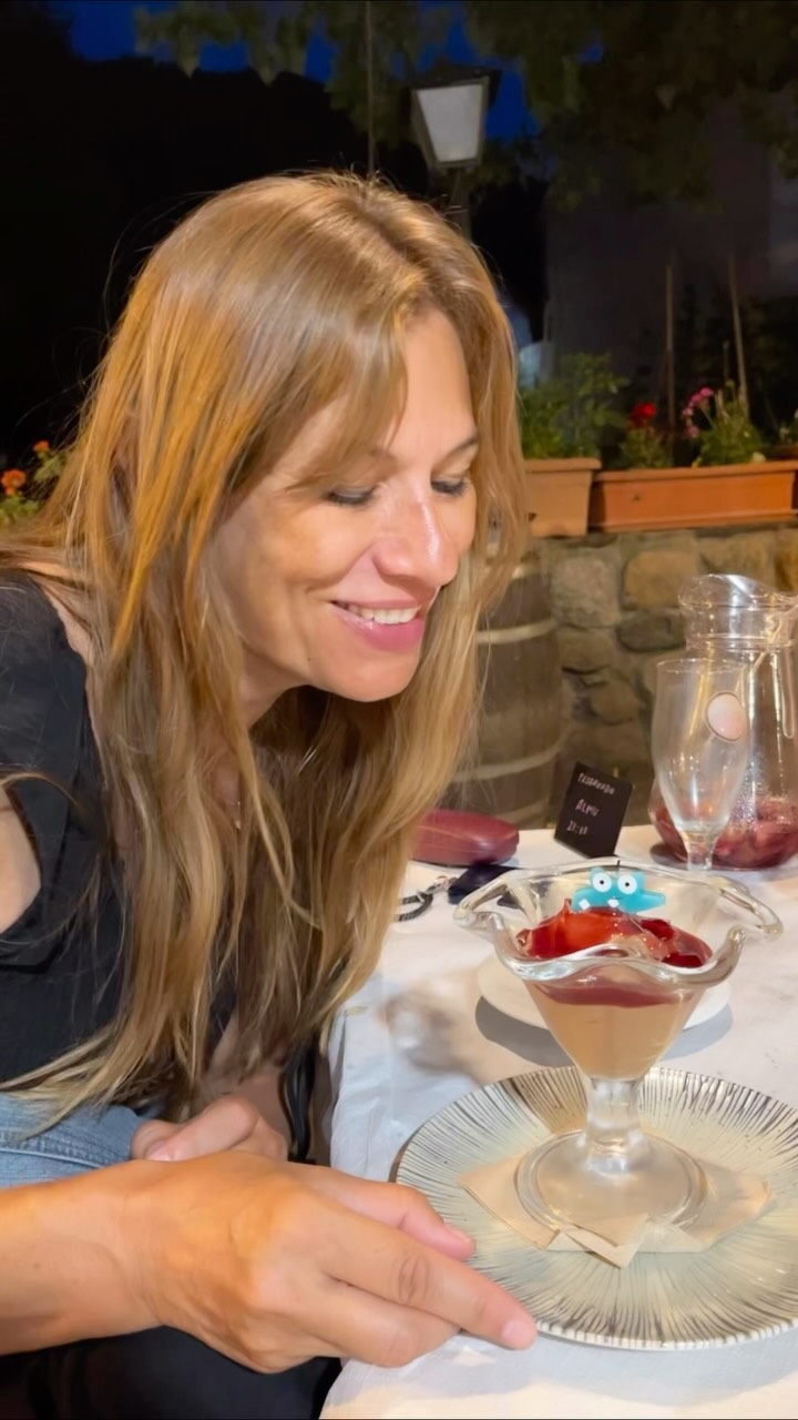 No sé cuántas veces he soplado las velas desde el viernes, pero en todas se me ha olvidado pedir un deseo.
Será que me parece feo desear cuando todo está bien. Será que ya se han cumplido casi todos mis sueños. Será que me cuesta sonreír, soplar y pensar a la vez.
Que nada ni nadie perturbe mi paz para incordiar. Para todo lo demás: pasen sin llamar.
❤️
