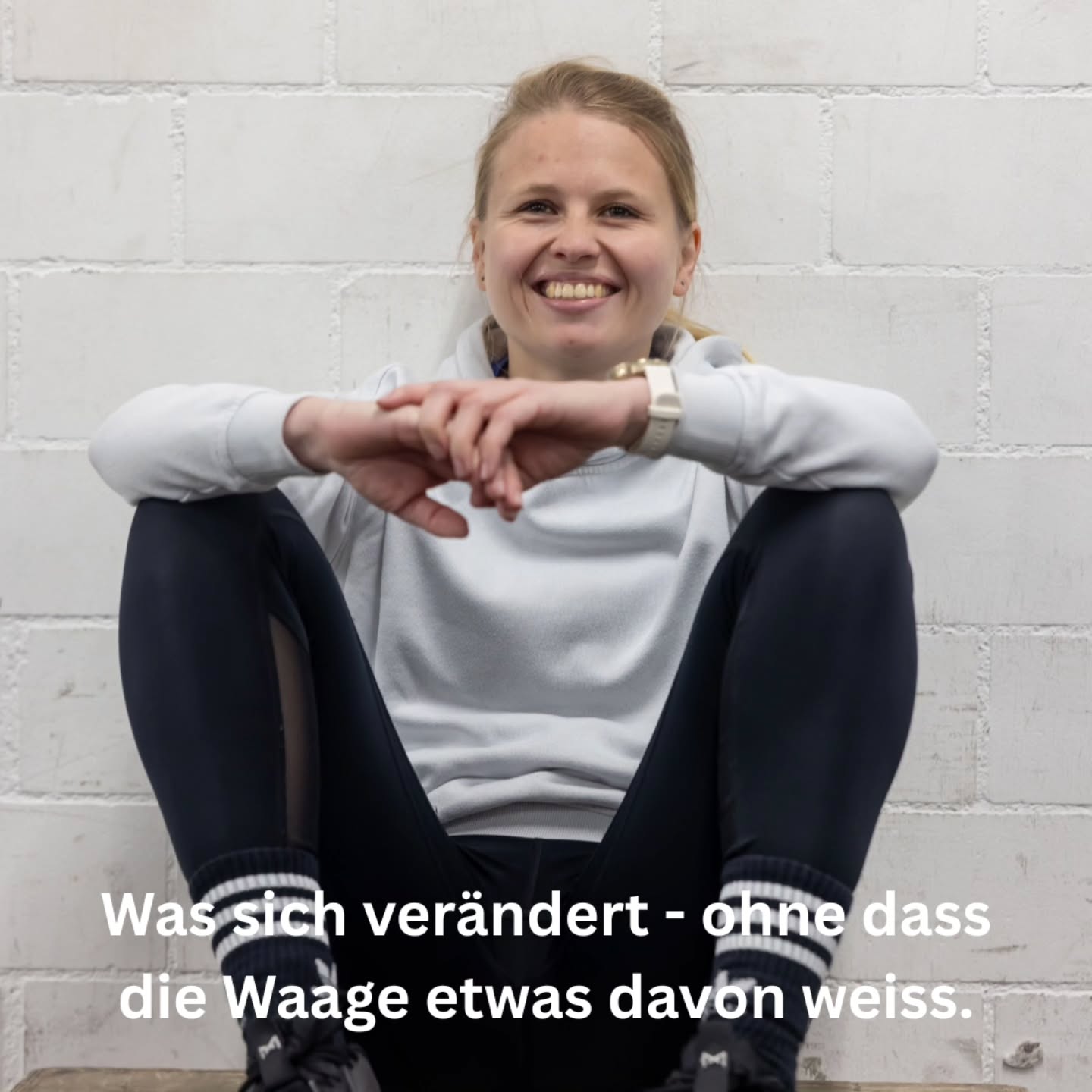 Die Waage zeigt nur einen kleinen Teil deiner Entwicklung.
Was wirklich zählt, passiert oft ganz nebenbei.
Du hebst die Einkaufstaschen, ohne darüber nachzudenken.
Du gehst wieder mühelos in die Hocke.
Dein Rücken meldet sich seltener.
Du schläfst besser.
Du hast nach einem langen Arbeitstag noch Energie.
Und irgendwann merkst du: Ich vertraue meinem Körper wieder.
Genau darum geht es für uns bei CrossFit Baar.
Nicht darum, einer Zahl auf der Waage hinterherzulaufen. Sondern darum, einen Körper aufzubauen, der dich im Alltag trägt – heute, morgen und in vielen Jahren.
Denn Fitness bedeutet nicht nur, gut auszusehen.
Fitness bedeutet, das Leben mit mehr Kraft, Energie und Lebensqualität zu leben. 💙
Welche Veränderung hast du durch regelmässiges Training als Erstes bemerkt – ganz unabhängig von der Waage?
#crossfitbaar #crossfit #funktionellefitness #stärkerwerden #lebensqualität