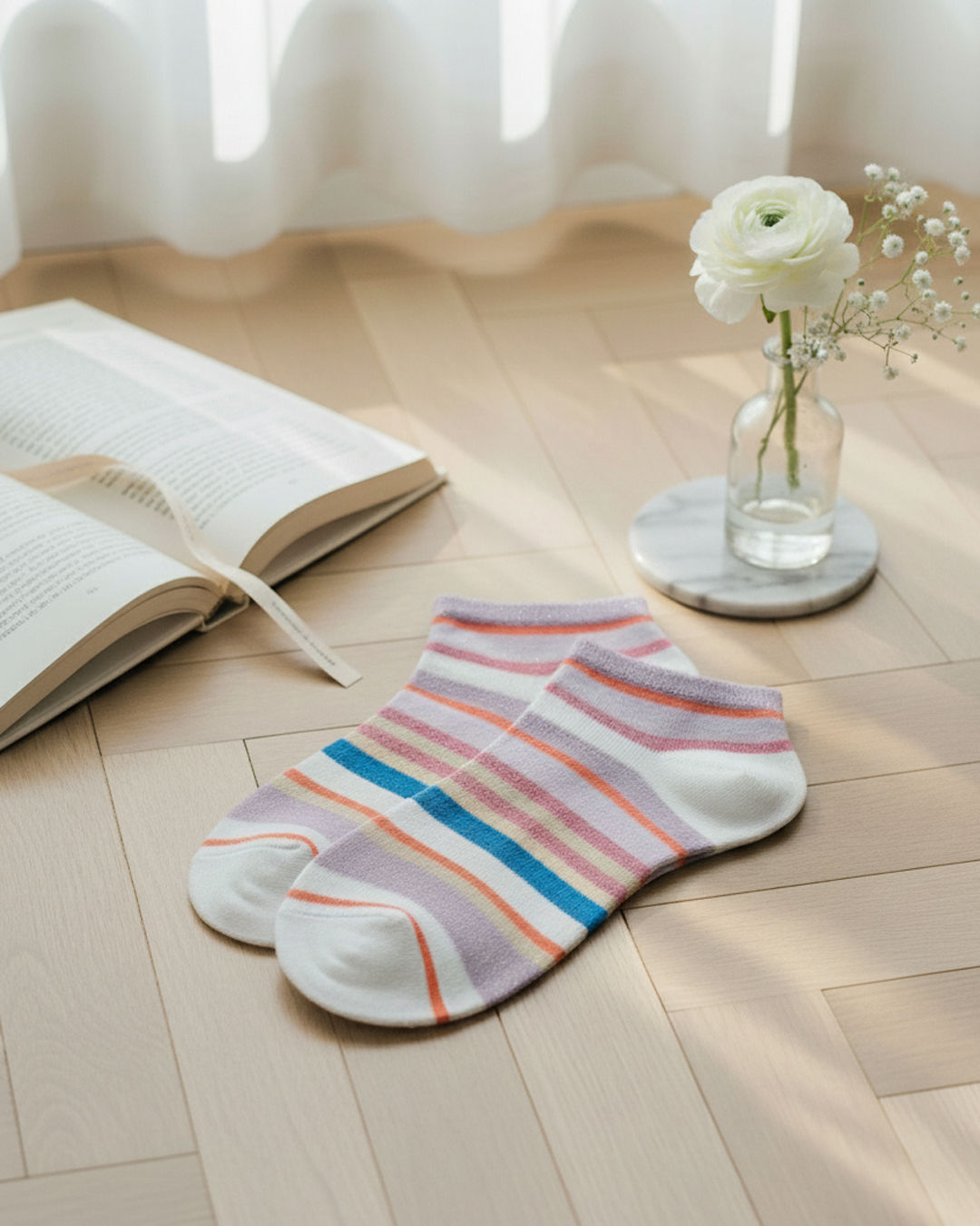 Vive, légère et pleine d’énergie.
Cette chaussette pour femme aux rayures aux couleurs estivales joue avec des tonalités solaires qui illuminent chaque pas. 🌈
#doredore