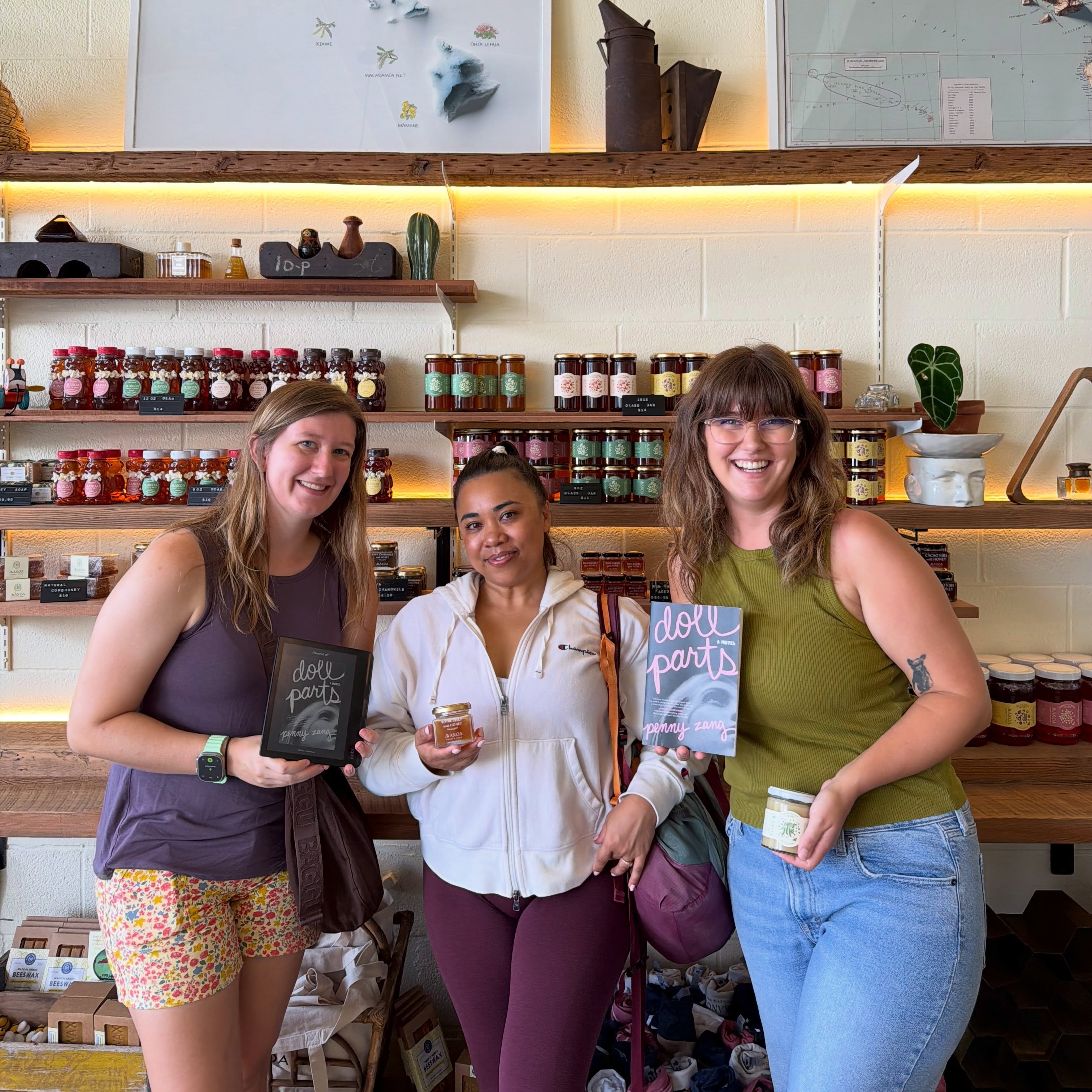 Thank you to the @unhingedlit.bookclub for hosting their monthly Book Club at The Honey Bar!!
Join us on Saturday for a Book Swap hosted by @unhingedlit.bookclub as well!
🕕12-2pm
📍The Honey Bar 1142 Koko Head Ave