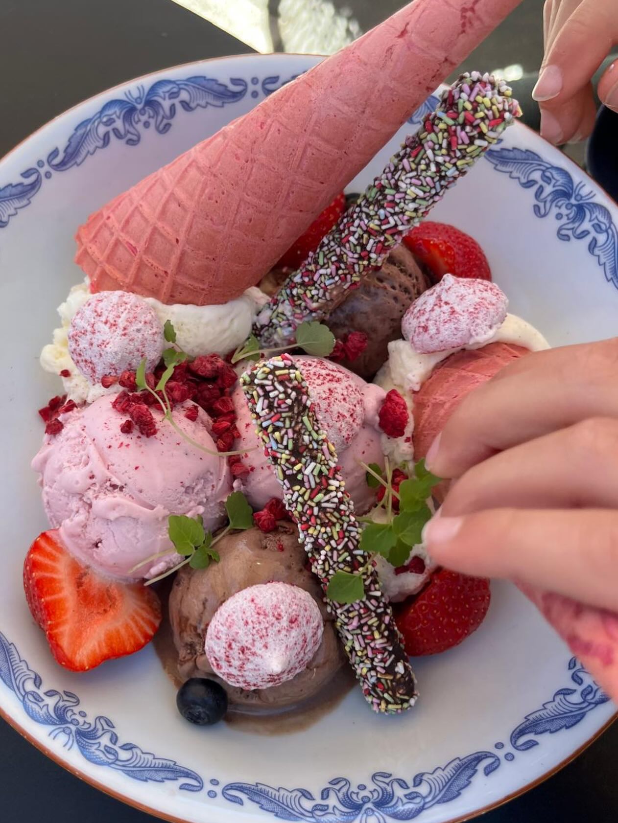 Sommar på Sigtuna Stadshotell! På vår härliga terrass njuter du både glass, iskall rosé i solen och härliga luncher i skuggan - varmt välkommen! ❤️🍓