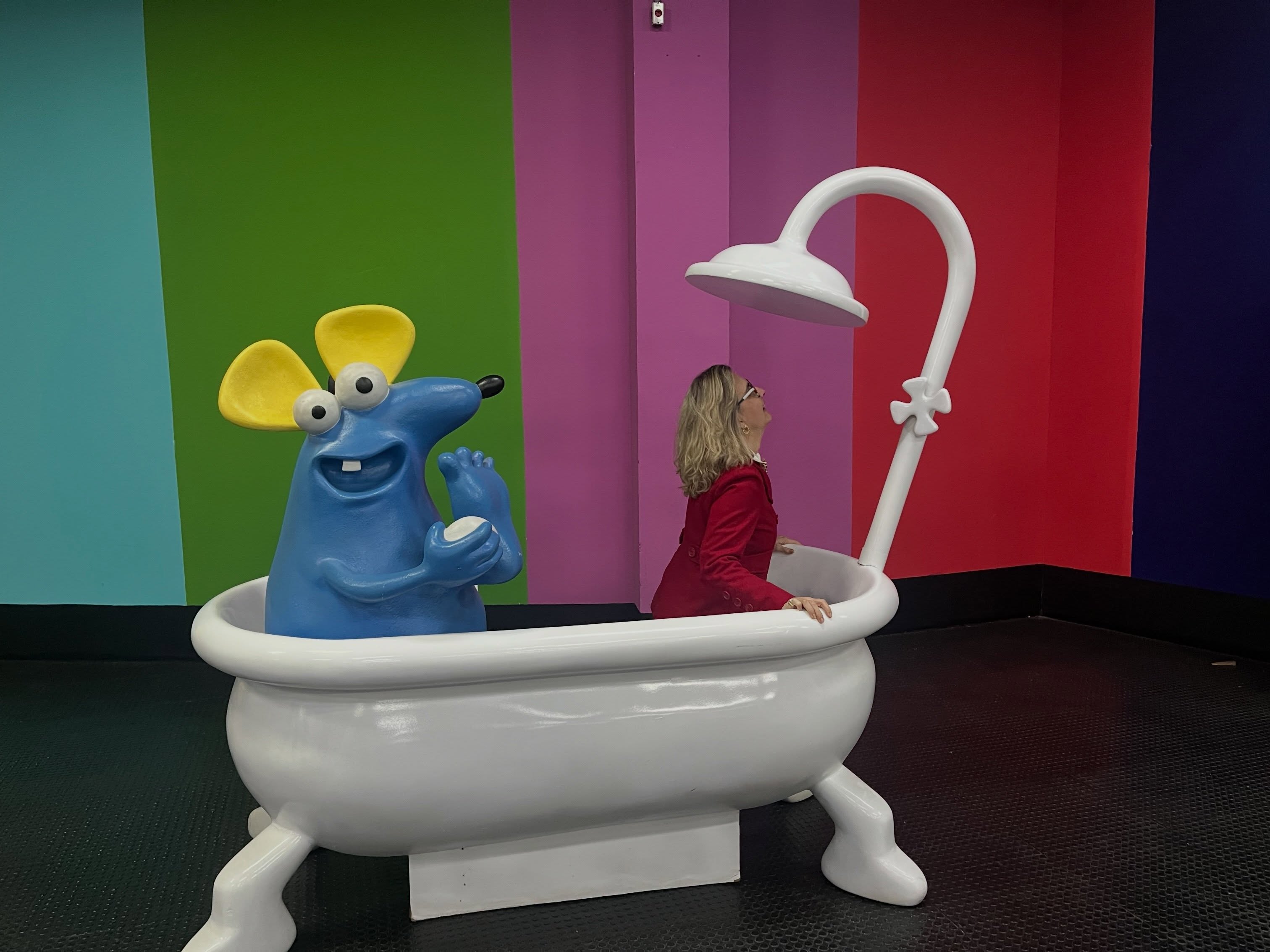 Coisas que só a @tvcultura pode fazer por vc!! Quem aí gostaria de estar com o ratinho 🐭na banheira 🛁?