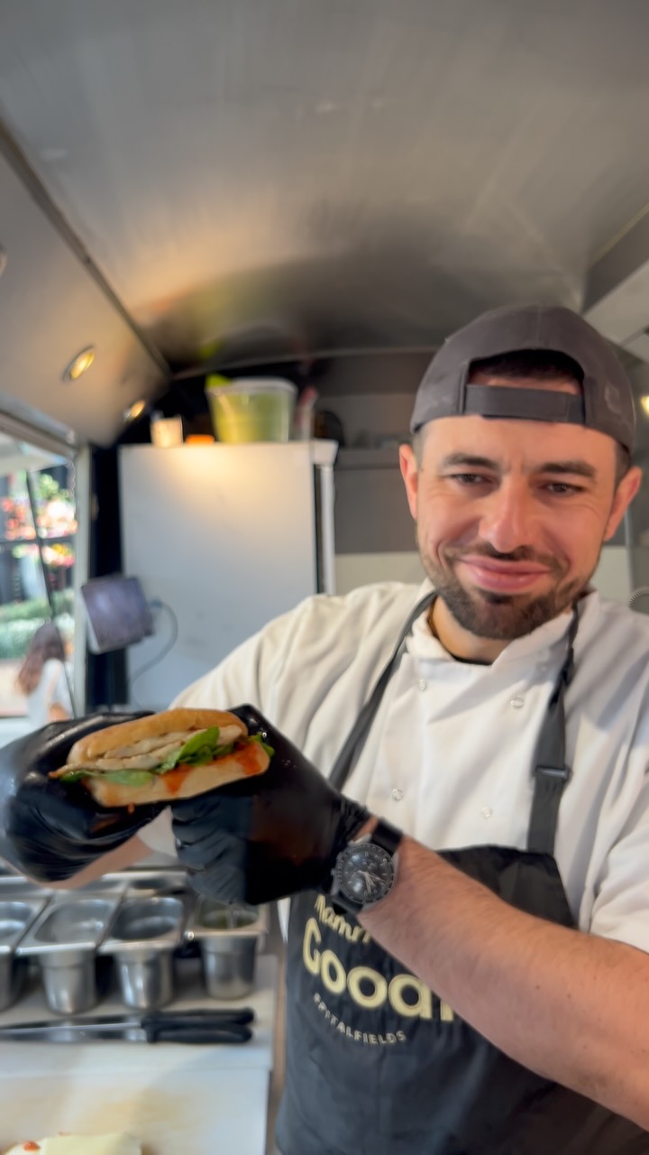 Summer tastes better with grilled chicken 🫶🥪
Master Chef @giovanni_calvagna keeps it simple: rosemary grilled chicken, fresh spinach, crispy onions, tomato pesto and melted cheese, all served in our toasted sourdough ciabatta.
Fresh, full of flavour, and made to enjoy in the sunshine ☀️
📍 Find us at Spitalfields Market
🛵 Or order online via the link in our bio.
#MammasGoodies #GrilledChicken #SpitalfieldsMarket #ItalianStreetFood