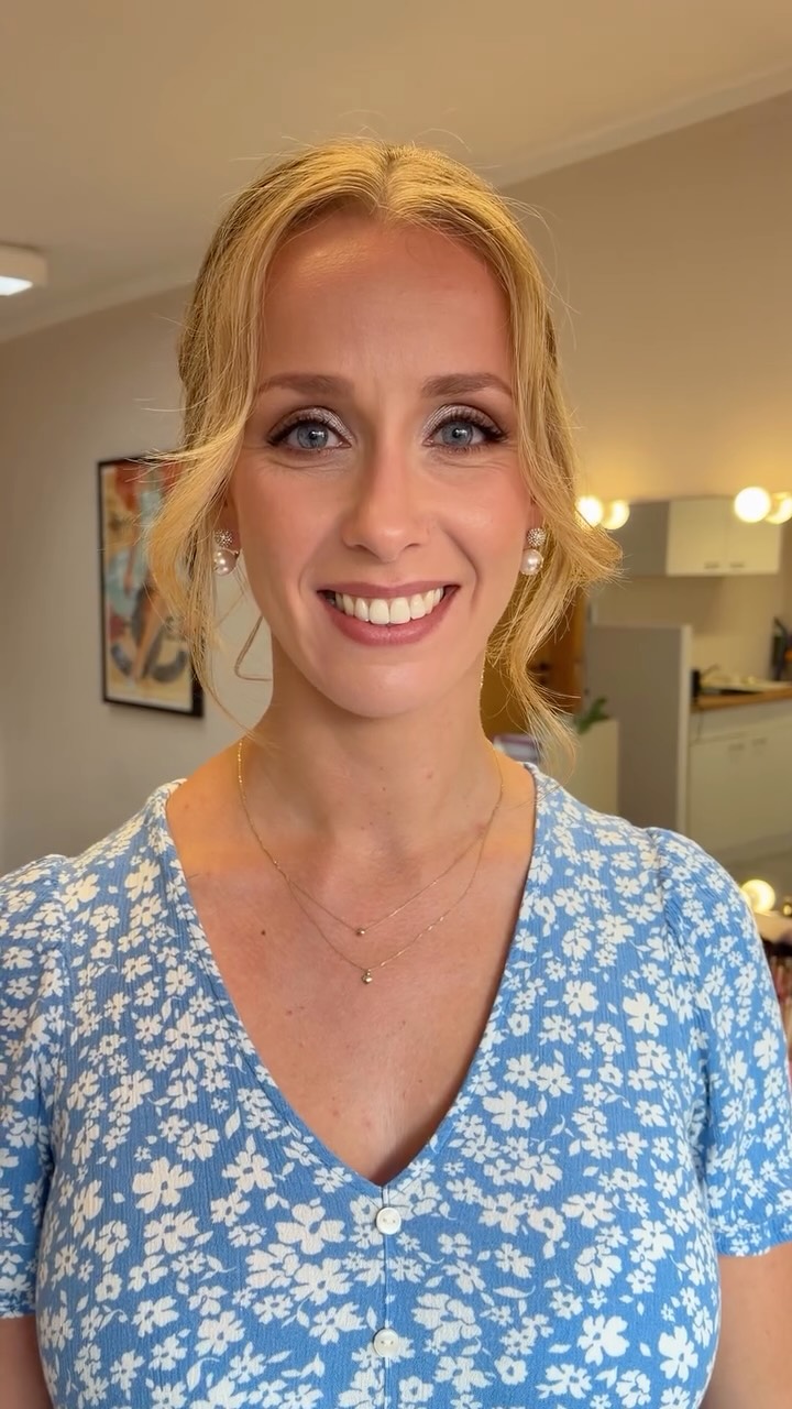 Die schönste Version von dir musst du an deinem Hochzeitstag nicht erst erschaffen – sie ist bereits da. 🤍
Mein Ziel ist es, deine natürliche Schönheit mit einem typgerechten Brautstyling zu unterstreichen. Ein Make-up, in dem du dich wohlfühlst. Eine Frisur, die hält. Und ein Look, der auch Jahre später auf deinen Hochzeitsfotos noch zeitlos wirkt.
Wenn du dir ein entspanntes Getting Ready und ein Styling wünschst, das perfekt zu dir passt, freue ich mich auf deine Anfrage. ✨
#Brautstyling #Brautfrisur #BrautMakeup #Braut2027 #Hochzeit2027
