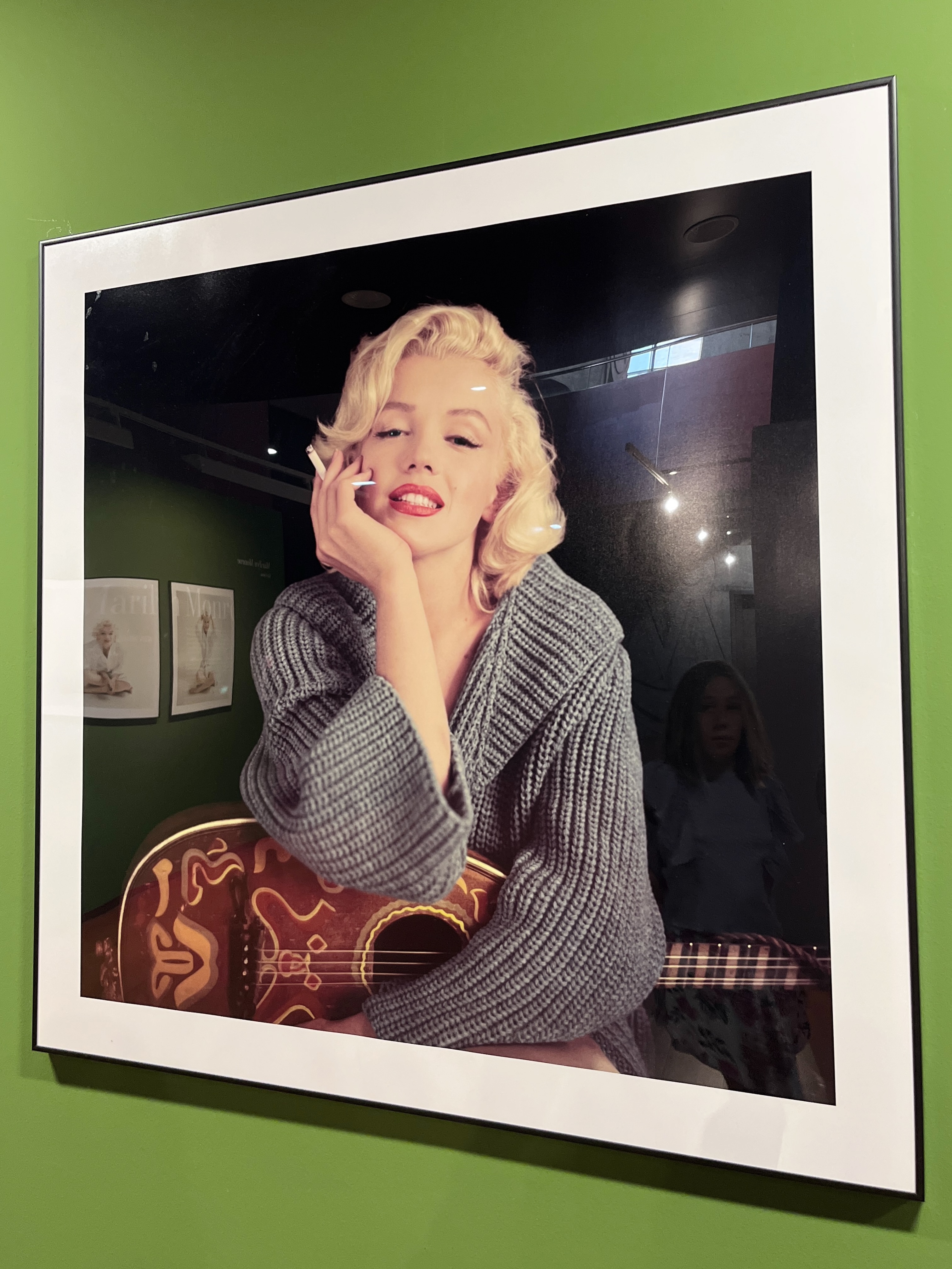 Siempre he adorado a Marilyn. Su belleza hipnotizante, su sensualidad, su talento, su fragilidad.
Dicen que era una gran lectora, que tenía una gran biblioteca con más de 200 libros. Siempre buscó respuestas.
En esta casa, nos gusta emularla cada verano frente al ventilador, imitando su mítica escena de “La tentación vive arriba”. 🤭
Hasta septiembre, en el Centro de Historias, se exponen algunas de sus fotografías míticas y otras casi desconocidas. También su última entrevista.
La visita nos ha encantado, pero confieso que nos ha dejado algo tristes. Marilyn era brillo y también dolor… Era y será siempre única.