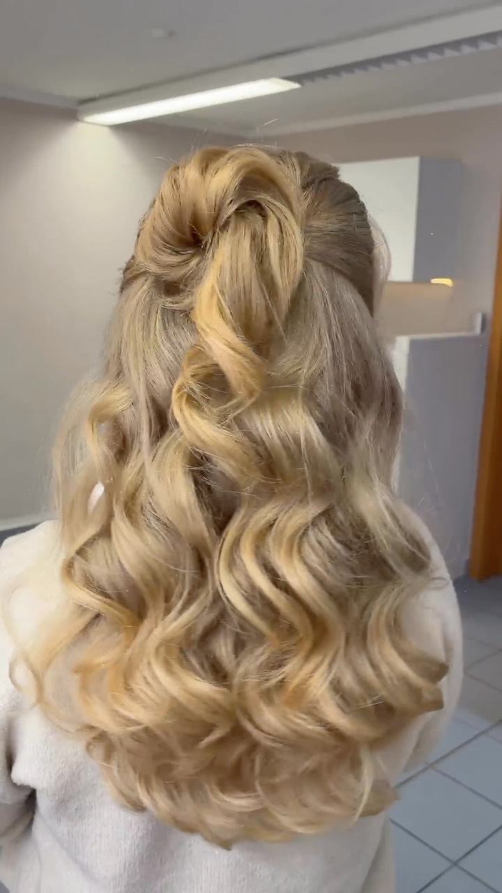 Eine Brautfrisur soll nicht nur auf Fotos schön aussehen.
Sie soll Umarmungen, Freudentränen, Wind, Tanzen und einen langen Hochzeitstag überstehen – ohne dass du ständig zum Spiegel greifen musst.
Genau darauf lege ich bei jedem Styling besonderen Wert.
#brautstyling #brautfrisur #bridalhair #hochzeitsfrisur #braut2026