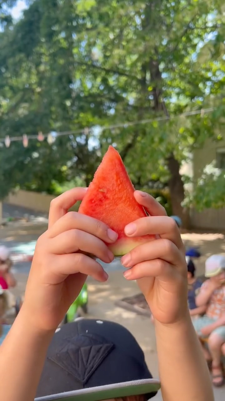 Úgy élvezem én a strandot! ☀️⛱️🍦🍉🌽 #babolygó #óvoda #strand #gyerekek