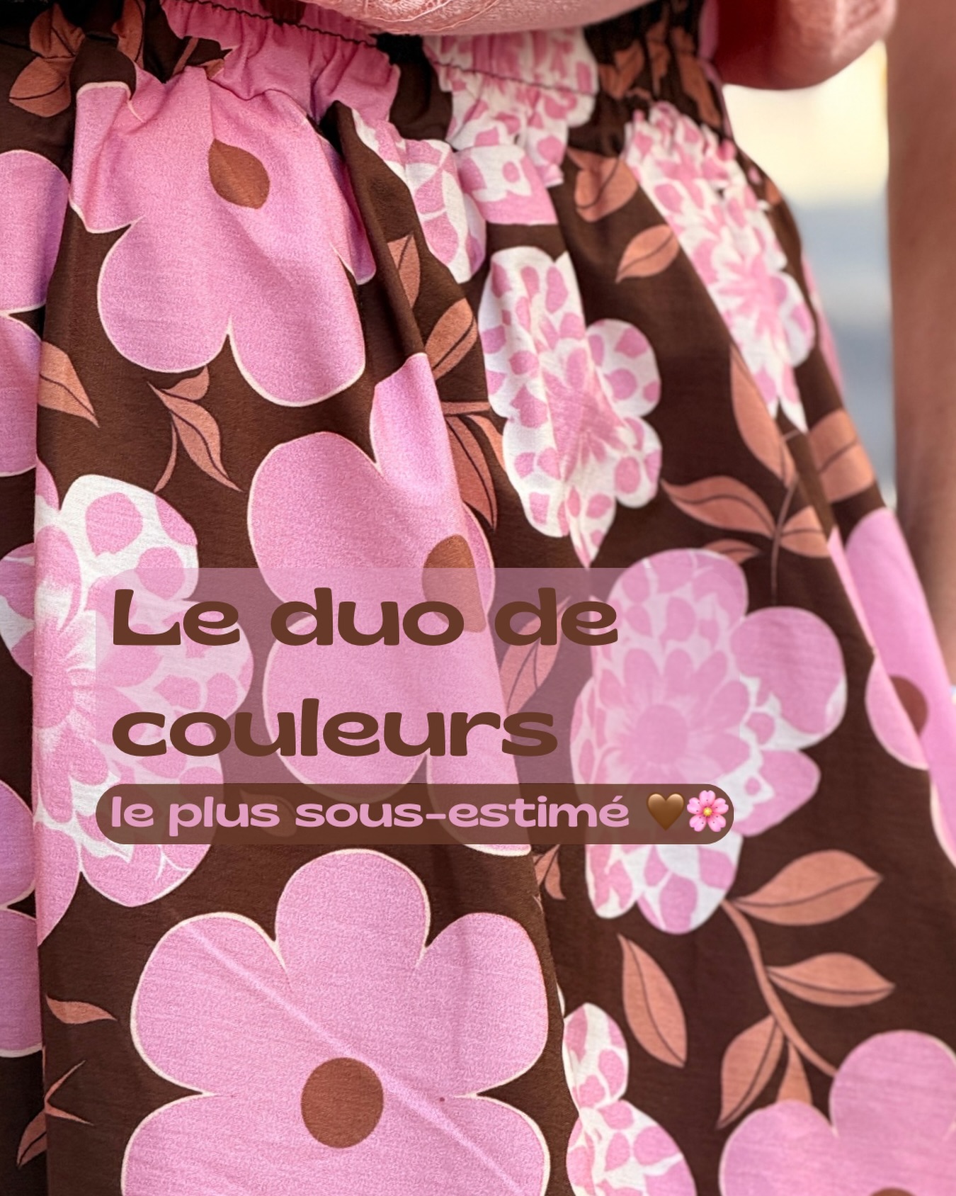 Salutations du jour mes petites pépites ✨
Qui a décidé que le rose ne pouvait se porter qu’avec du blanc ou du jean ? 😏
Aujourd’hui je vous prouve que le rose & le chocolat forment un duo incroyablement élégant.
🤎 Le chocolat apporte de la profondeur.
🌸 Le rose adoucit l’ensemble et illumine le teint.
Résultat ? Un look féminin, moderne, gourmand… sans être “gnangnan”.
C’est exactement ce que j’aime : des associations de couleurs qui surprennent mais restent harmonieuses.
Alors la prochaine fois que vous voyez une pièce chocolat en boutique… ne pensez pas seulement au beige. 😉
Et vous, vous oseriez ce duo ?
🌸 OUI
🤎 Pas encore… mais tu commences à me convaincre !
#colorimétrie #Colorimetrie #AssociationDeCouleurs #ModeFemme #conseilenimage