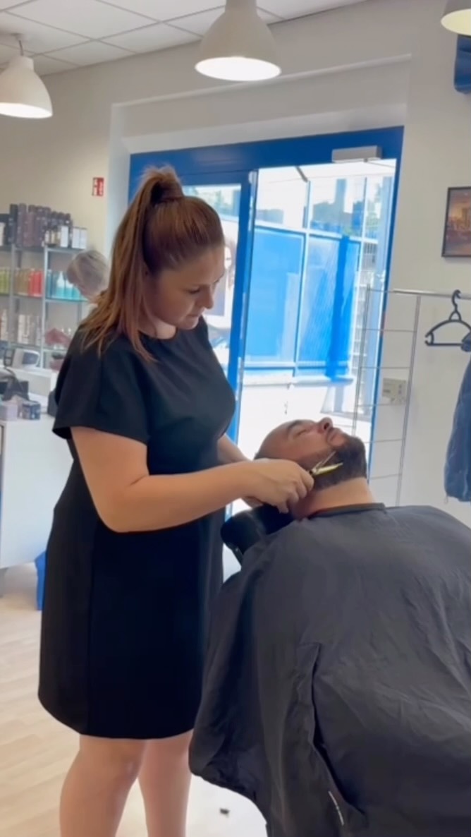 Une matinée dans notre salon à Ingeldorf ✨
Des sourires, de beaux moments et beaucoup de passion derrière chaque transformation. 💇♀️🤍
Chaque rendez-vous est une occasion de prendre soin de vous, de vous détendre et de repartir avec le sourire. ✨
📍 Venez vivre votre moment beauté dans notre salon à Ingeldorf.
📩 Réservez votre rendez-vous dès maintenant.
#ingeldorf #luxembourg #coiffure #barber