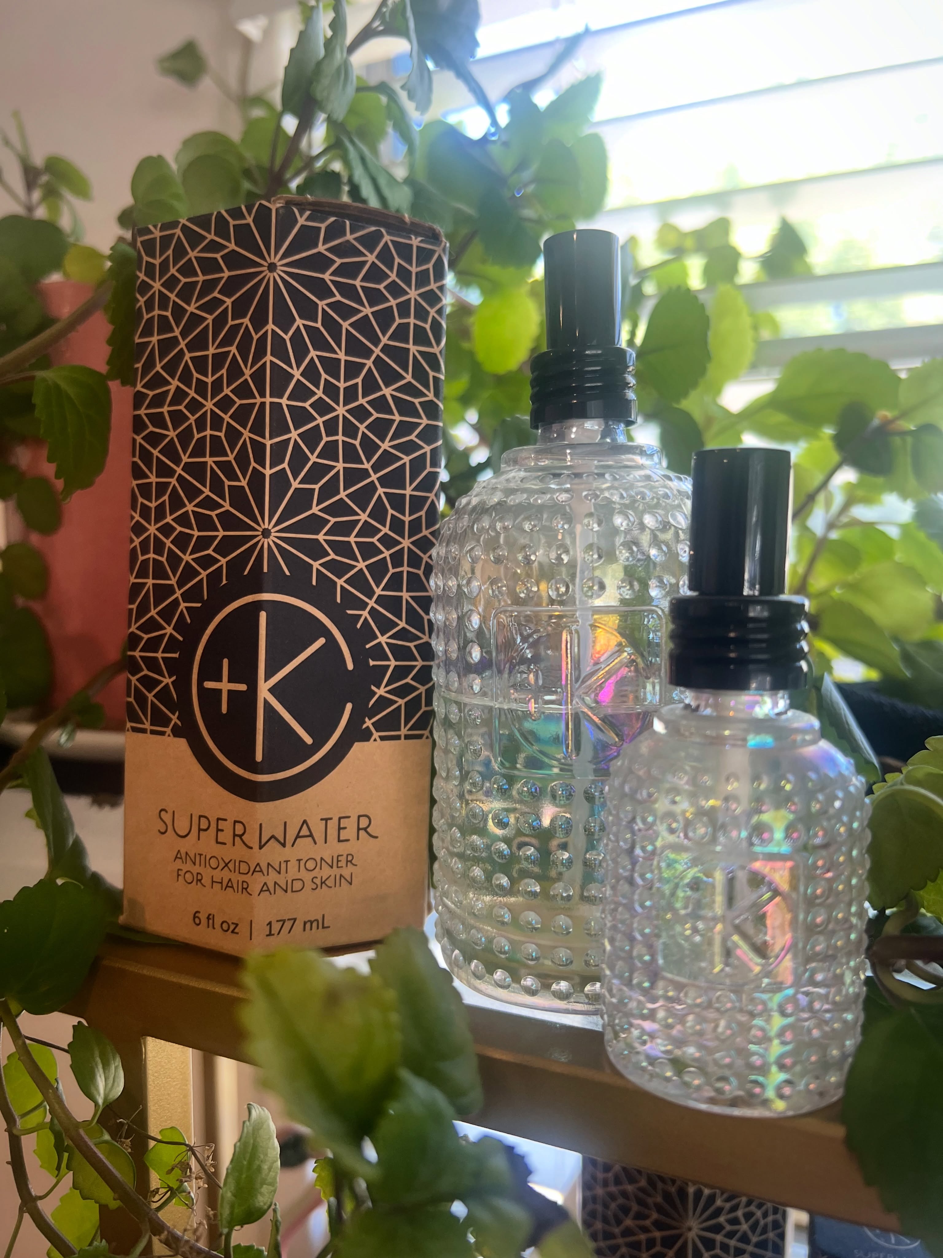 What is Superwater for?
.
Simple answer: Moisturize, balance, protect, prep & refresh
.
Detailed answer: Hydrosols of essential oils give powerful yet gentle benefits-rose, chamomile, sandalwood, holy basil & Vitamin c
.
Great for hair & skin
Add weightless shine, softness to hair. Restyling or refreshing your style, setting makeup, or post shave